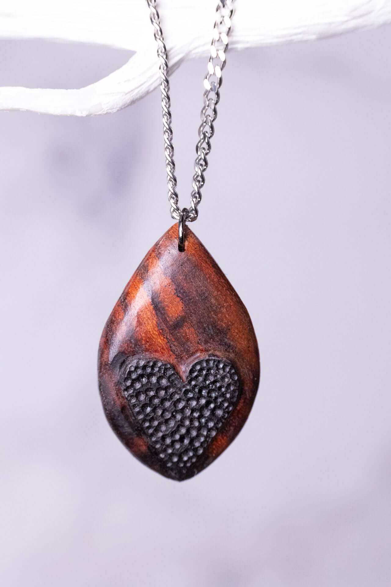 Cocobolo - Herzschlag der Natur handgefertigter Holzschmuck mit Herz-Motiv und modernem Design.