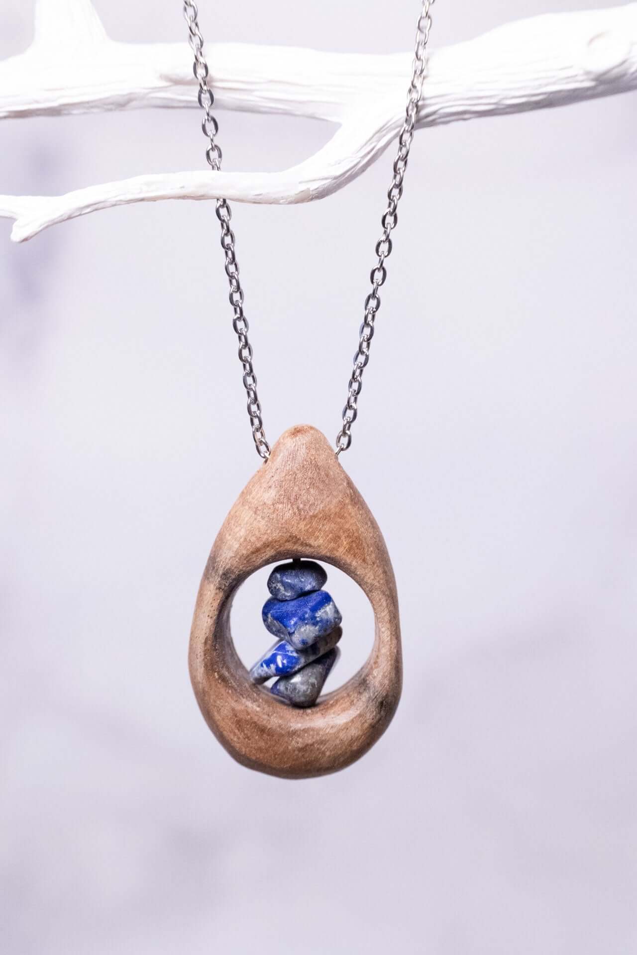 Herz des Ozeans Halskette aus Nussbaumholz mit Lapis Lazuli Steinen, handgefertigt und modern. Holzschmuck.