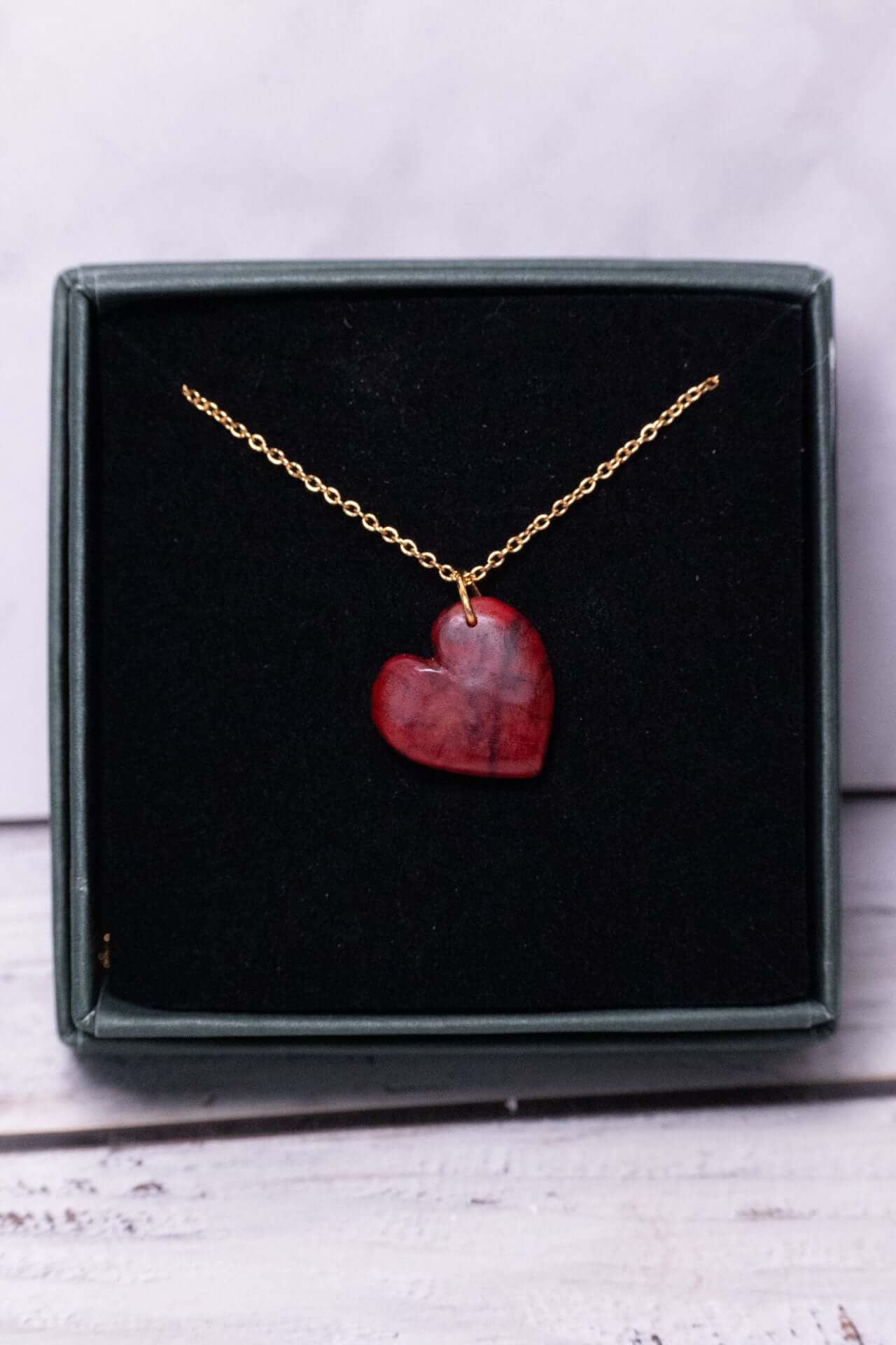 Herzkette aus Holz mit vergoldeter Edelstahlkette