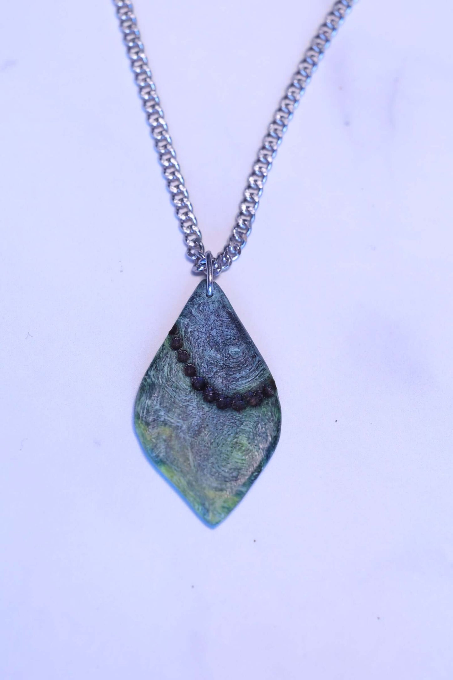 Holzkette - Perlen in der Natur mit einzigartigem Holzanhänger und Edelstahlkette, modern und elegant.