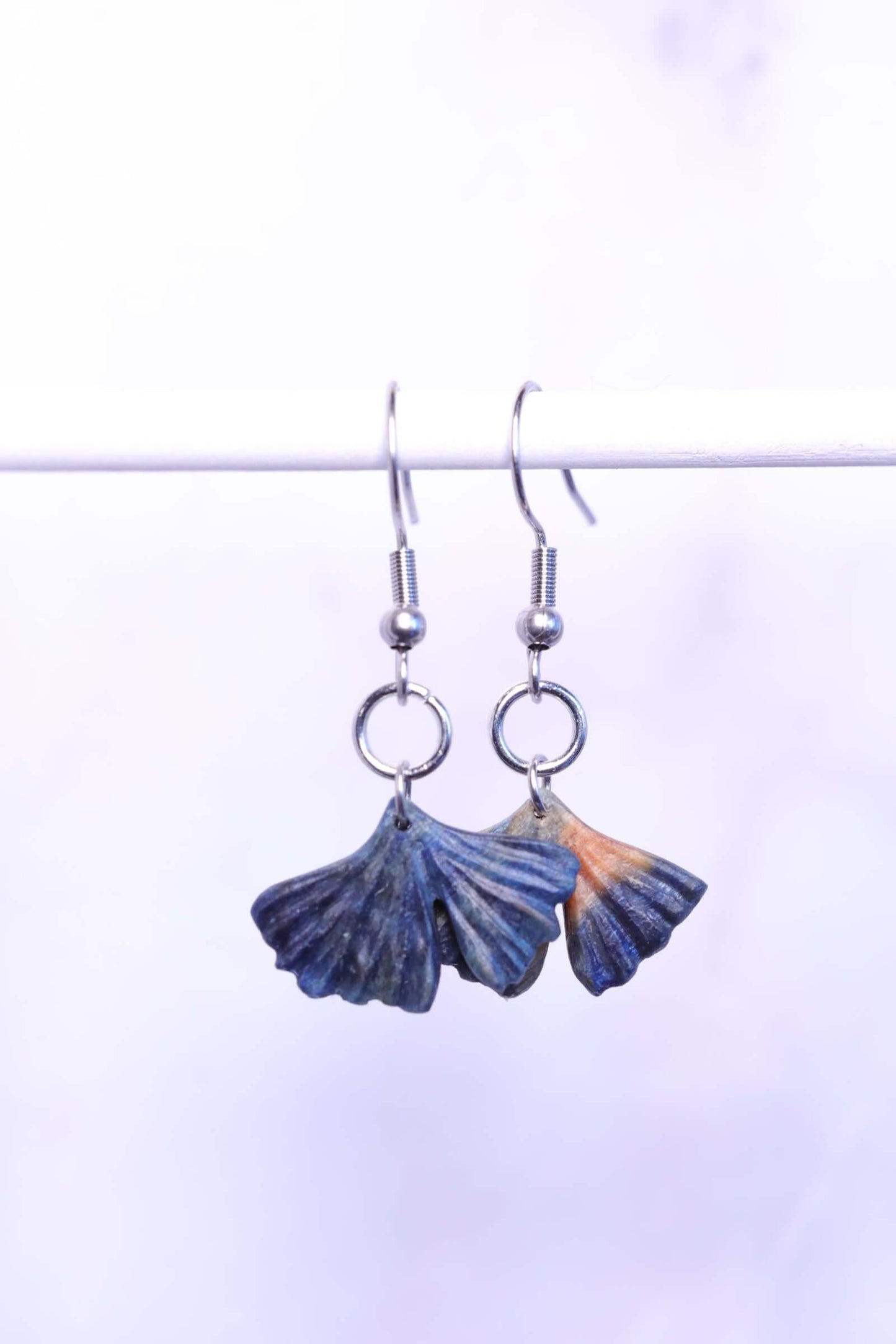 Holzohrringe - Ginkgo aus Holz, modern und elegant mit Edelstahlaufhängung, filigranes Ginkgoblatt-Design.