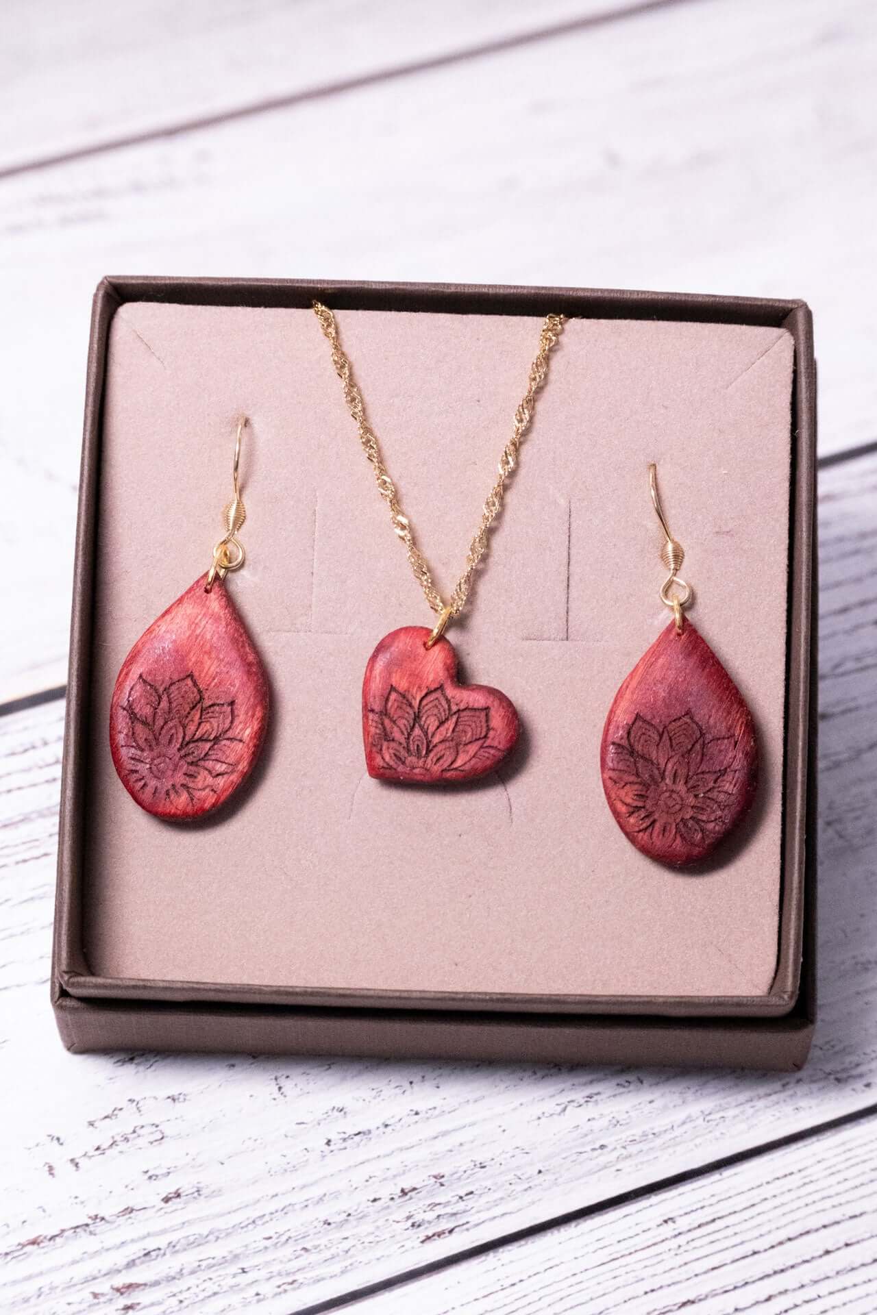 Holzschmuck Set aus farblichen stabilisiertem Holz und Mandala