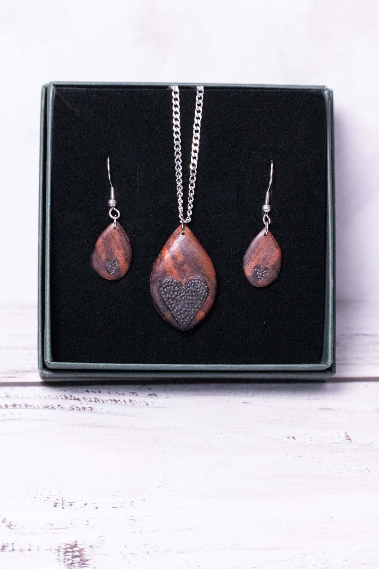 Cocobolo - Herzschlag der Natur, handgefertigtes Holzschmuck-Set mit Herzmotiv in warmen Erdtönen.