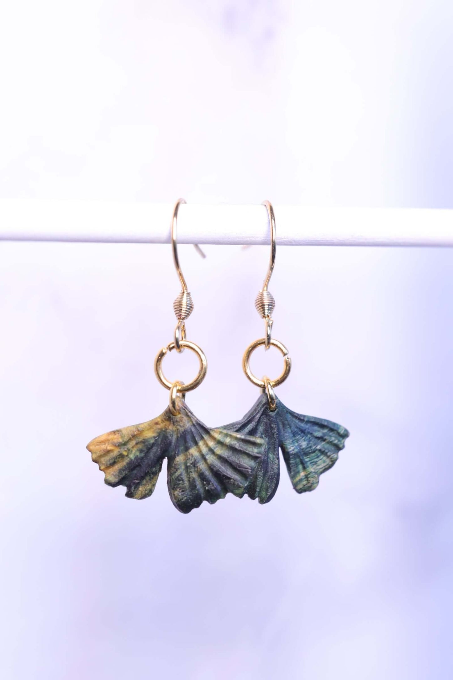 Holzohrringe - Ginkgo, elegante Ginkgo-Blatt-Form aus Holz, modern mit robustem Edelstahl, einzigartiger Holzschmuck.