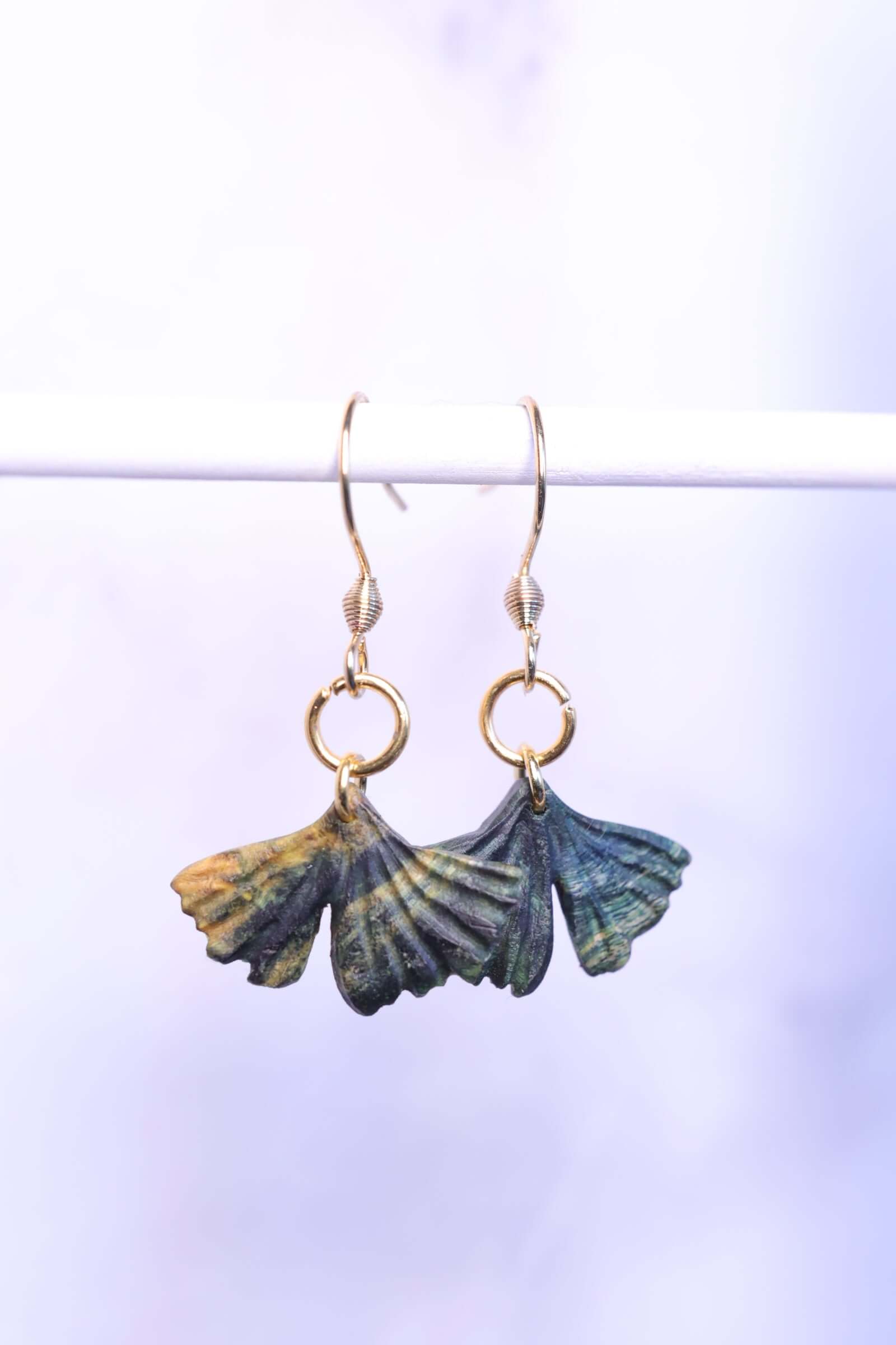 Holzohrringe - Ginkgo, elegante Ginkgo-Blatt-Form aus Holz, modern mit robustem Edelstahl, einzigartiger Holzschmuck.