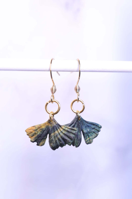 Holzohrringe - Ginkgo, elegante Ginkgo-Blatt-Form aus Holz, modern mit robustem Edelstahl, einzigartiger Holzschmuck.