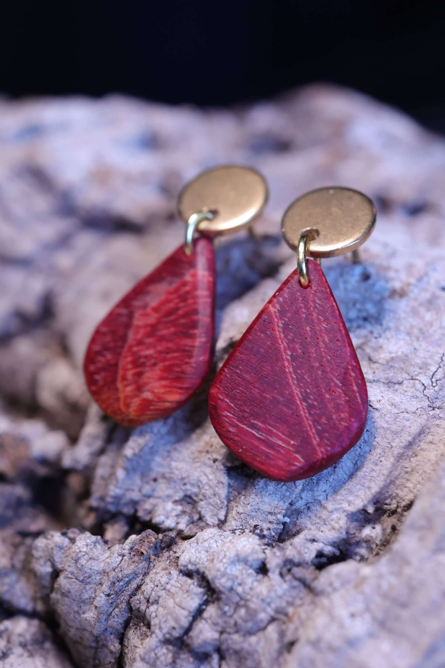 Holzohrringe - elegante Tropfen aus rotem Holz mit goldfarbenen Details, modern und elegant.