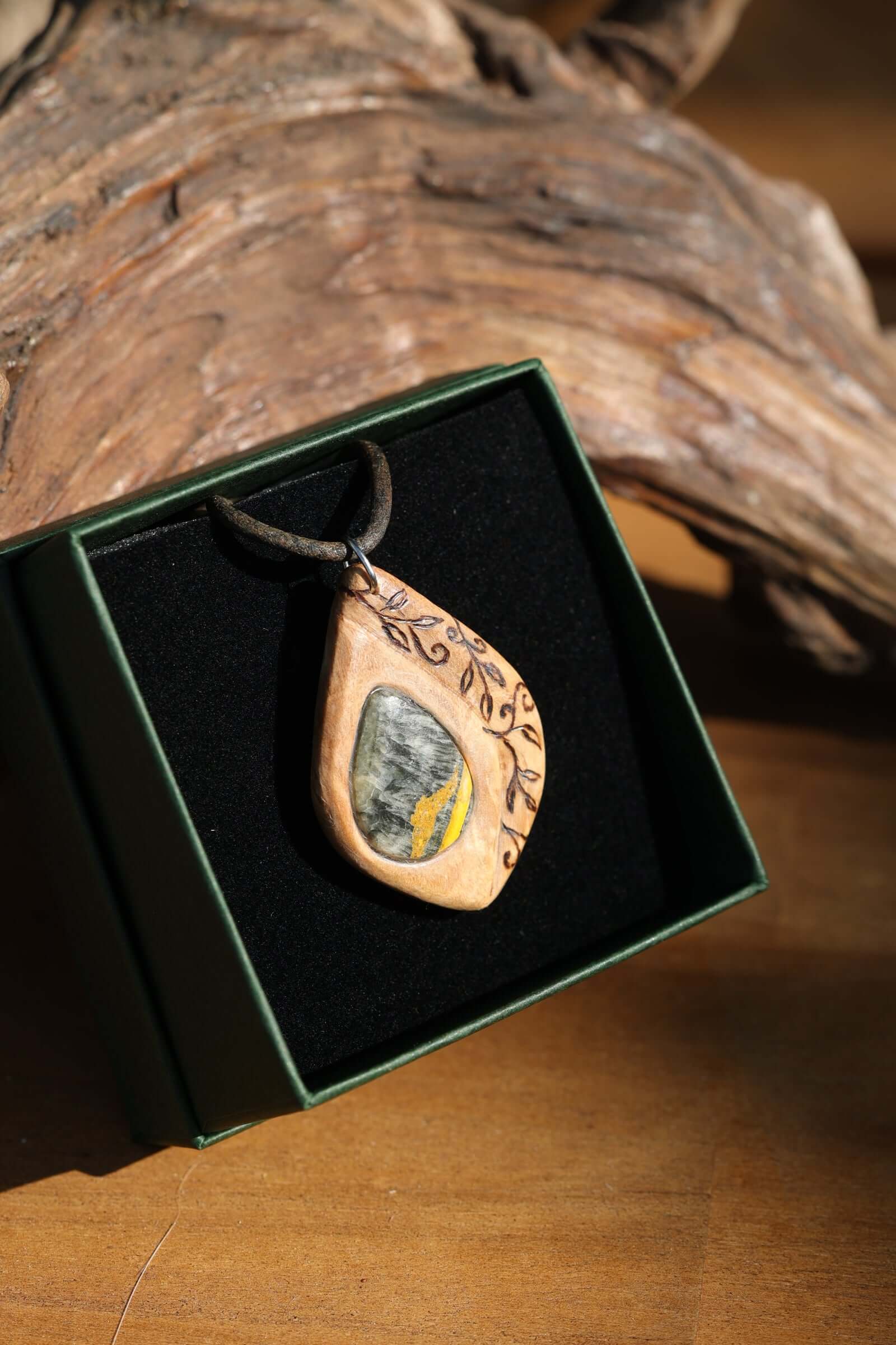Holzkette mit Jasper an Lederkette