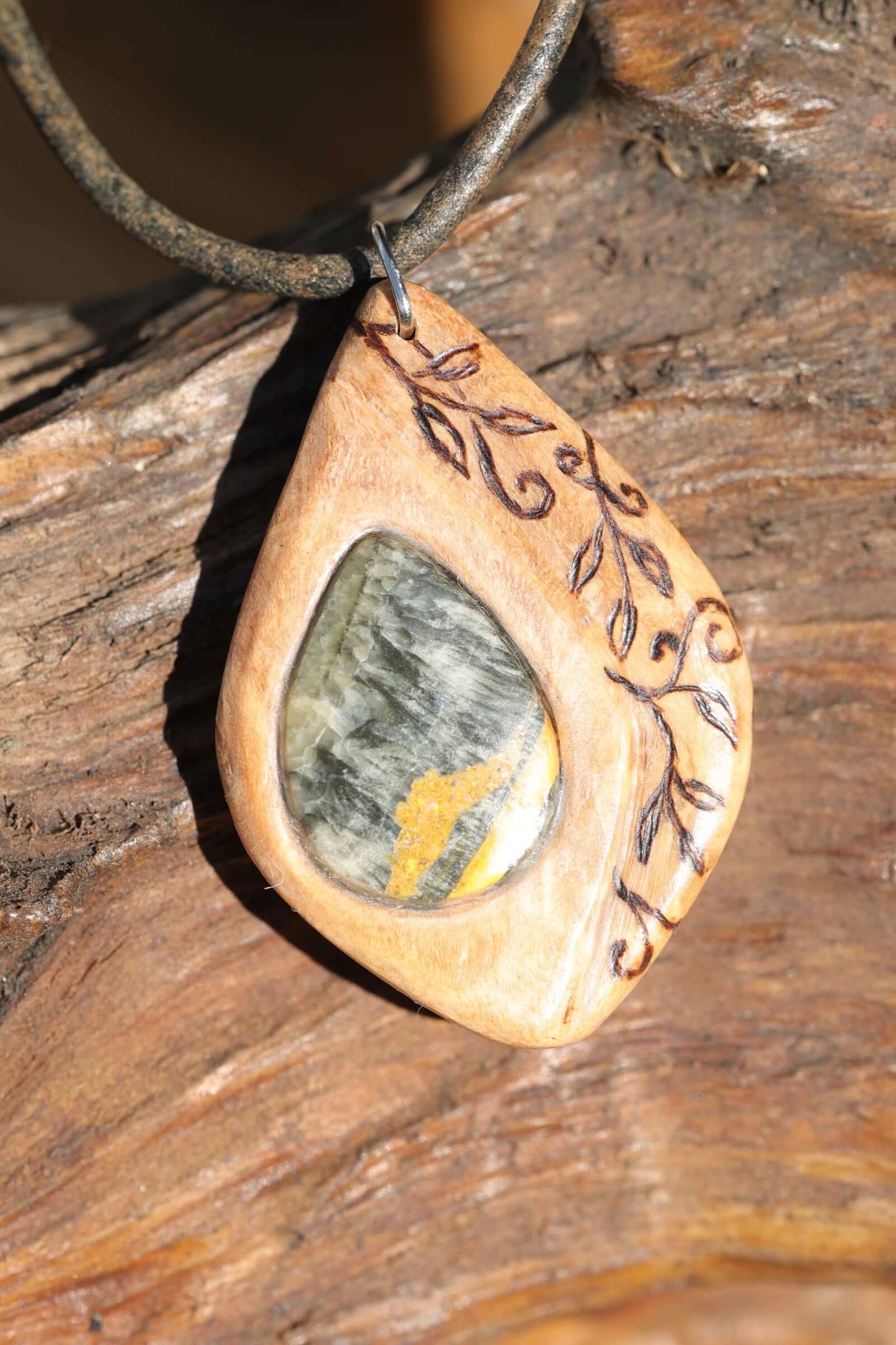 Holzkette mit Jasper an Lederkette