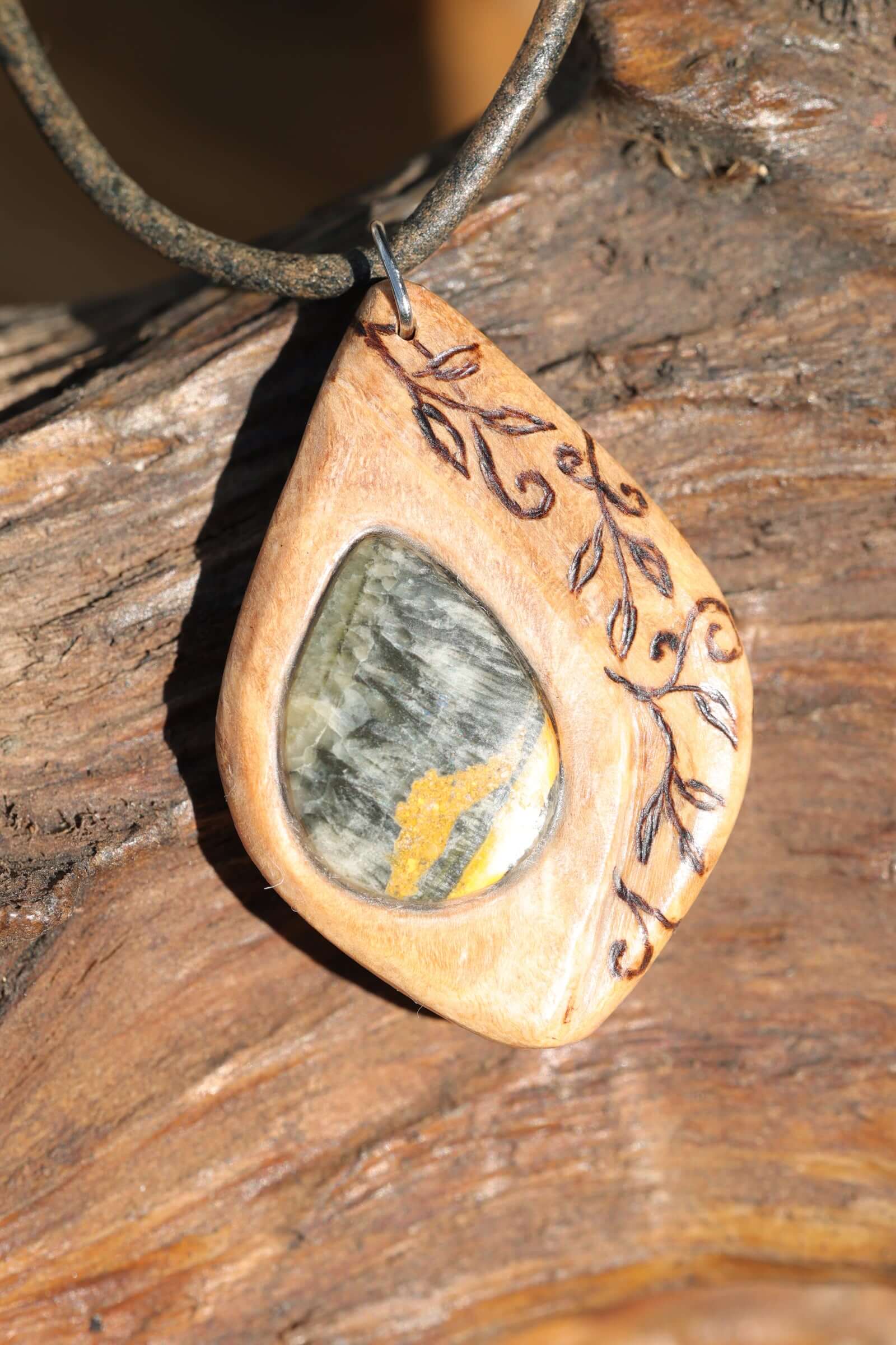 Holzkette mit Jasper an Lederkette