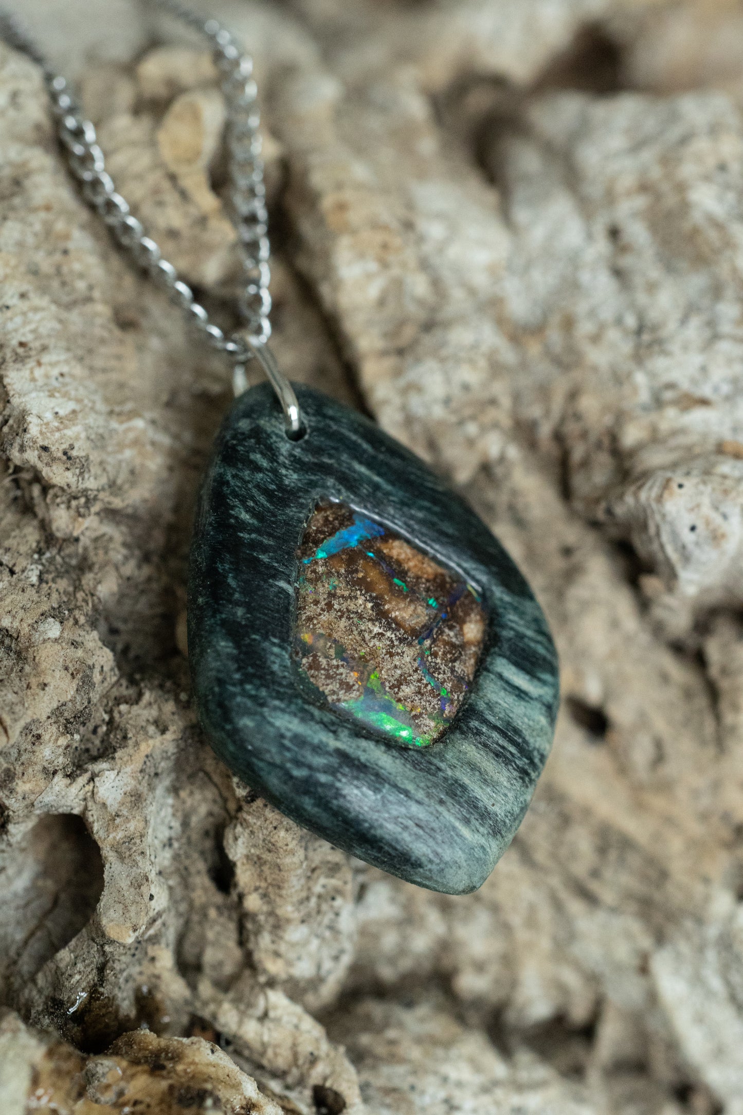 Edles Natur-Set: Kunstvoll gefertigter Holzschmuck mit funkelndem Boulder-Opal