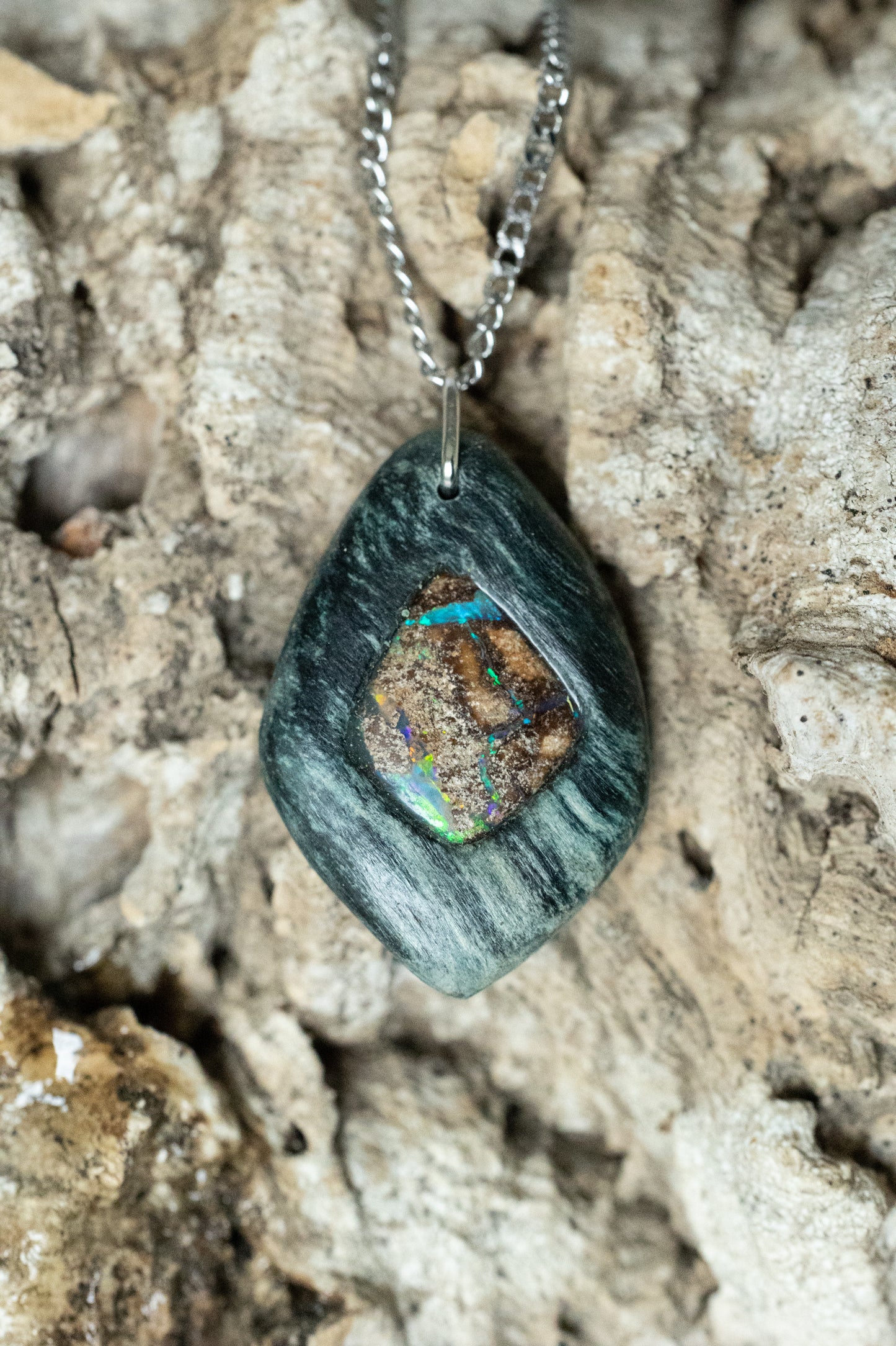 Edles Natur-Set: Kunstvoll gefertigter Holzschmuck mit funkelndem Boulder-Opal