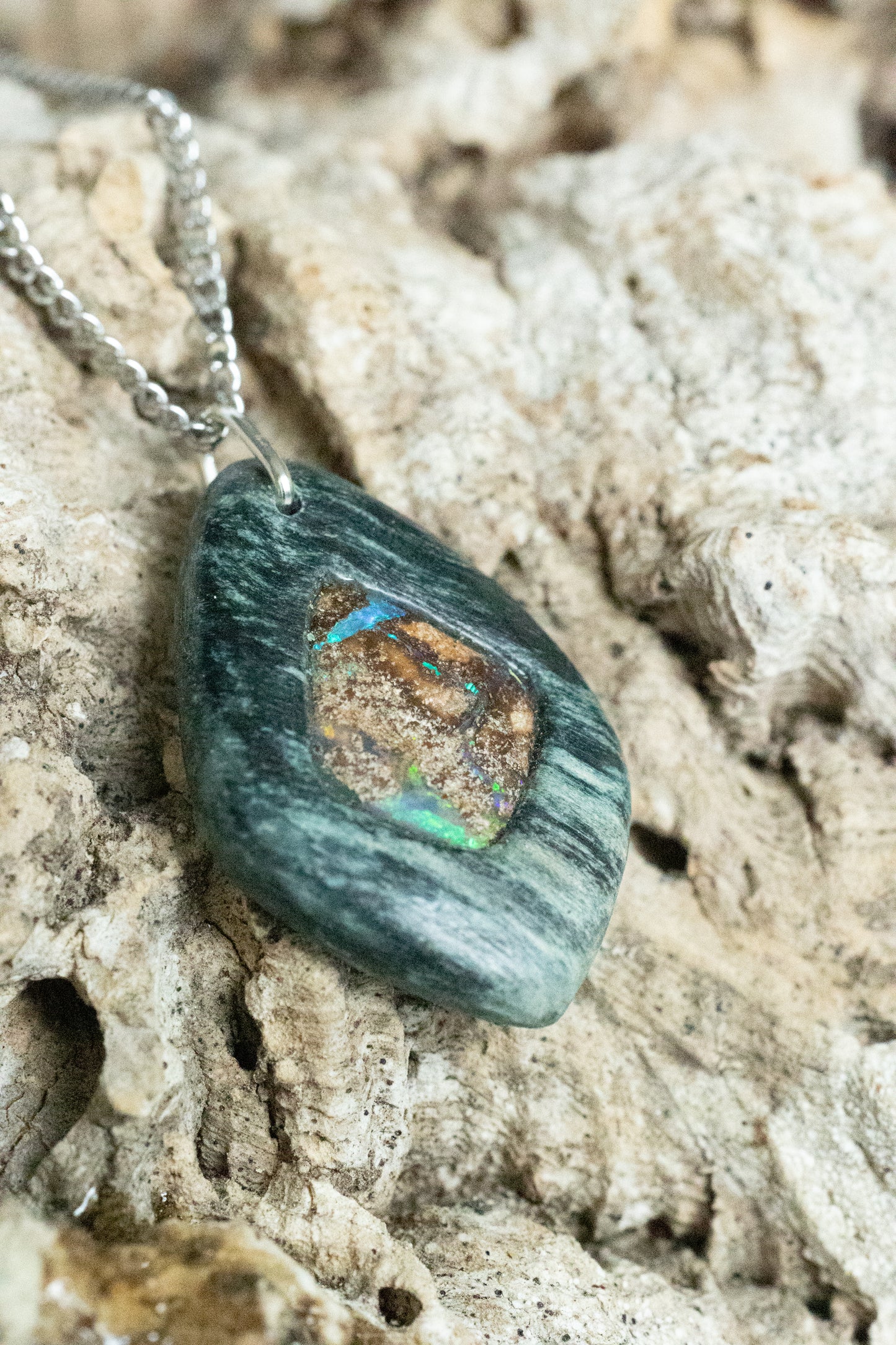 Edles Natur-Set: Kunstvoll gefertigter Holzschmuck mit funkelndem Boulder-Opal