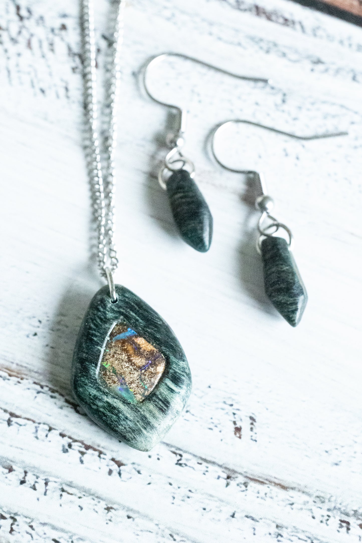 Edles Natur-Set: Kunstvoll gefertigter Holzschmuck mit funkelndem Boulder-Opal