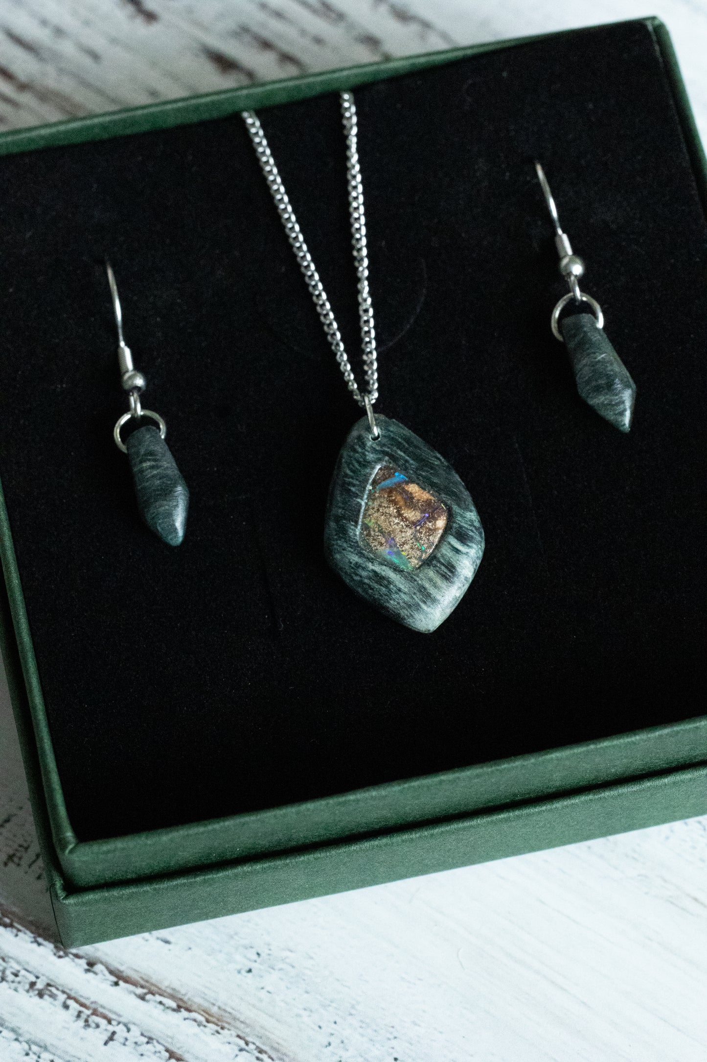 Edles Natur-Set: Kunstvoll gefertigter Holzschmuck mit funkelndem Boulder-Opal