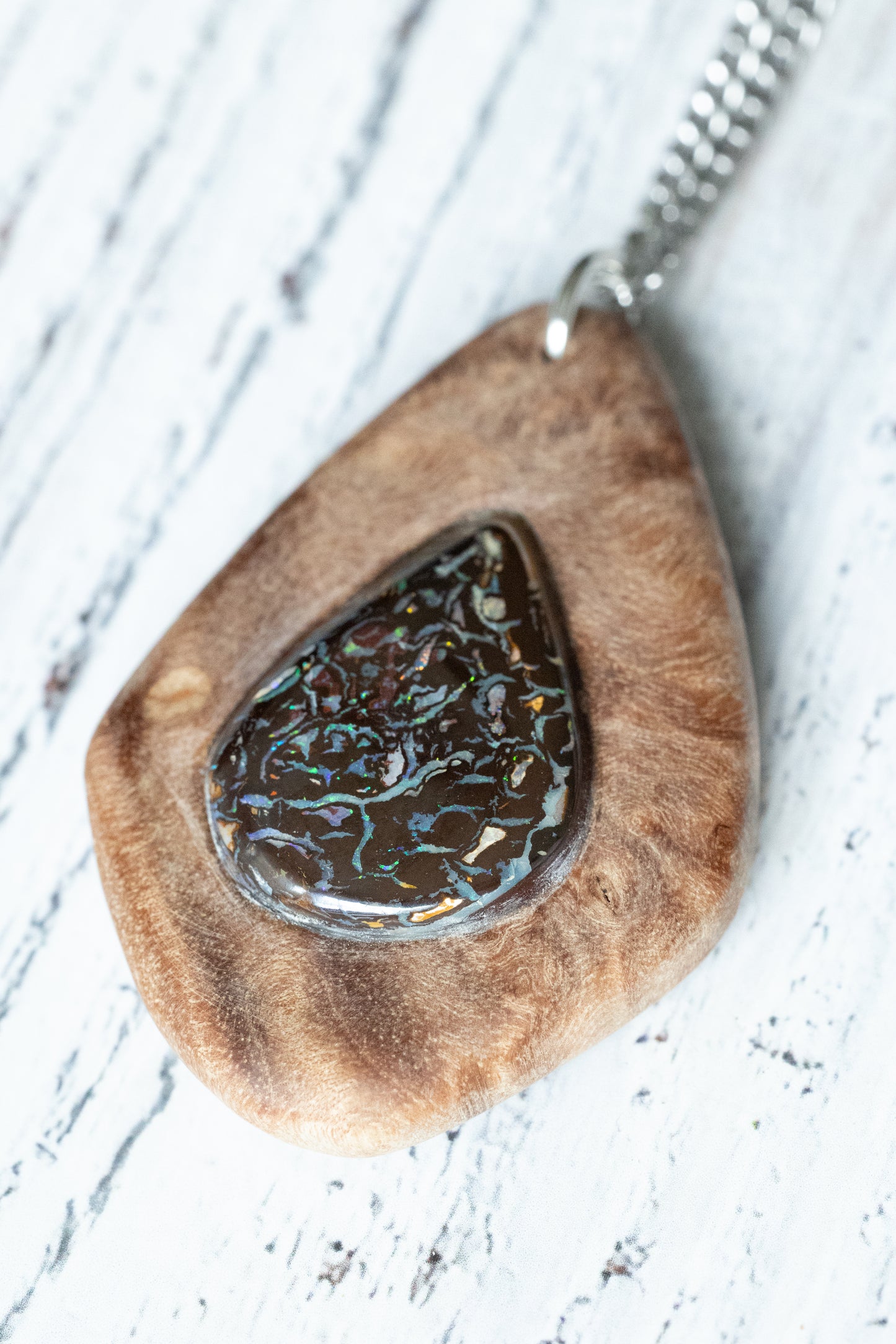Holz-Halskette mit schillerndem Opal