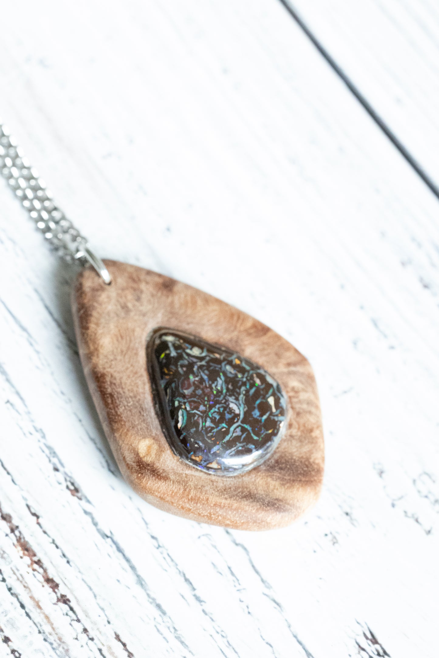 Holz-Halskette mit schillerndem Opal