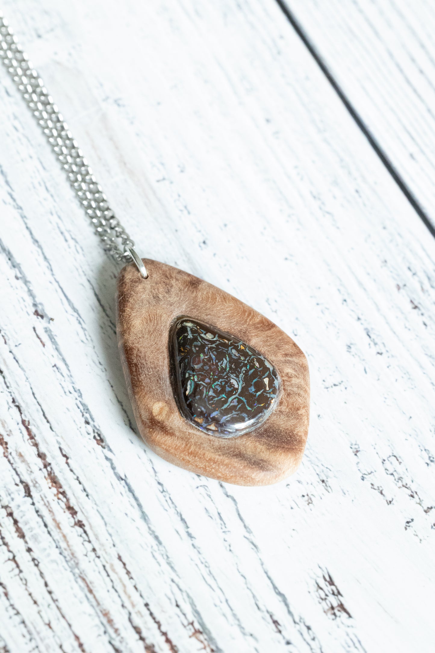 Holz-Halskette mit schillerndem Opal