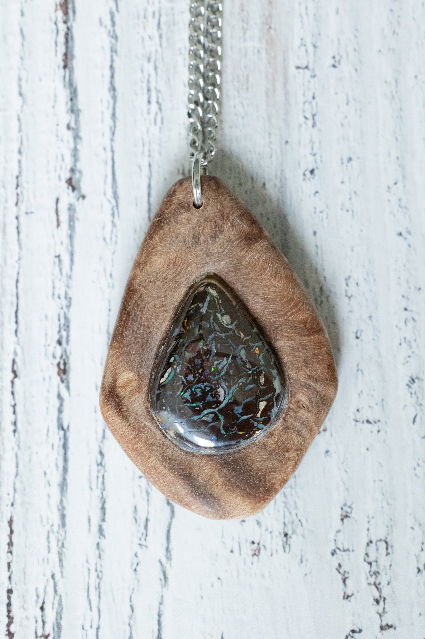 Holz-Halskette mit schillerndem Opal