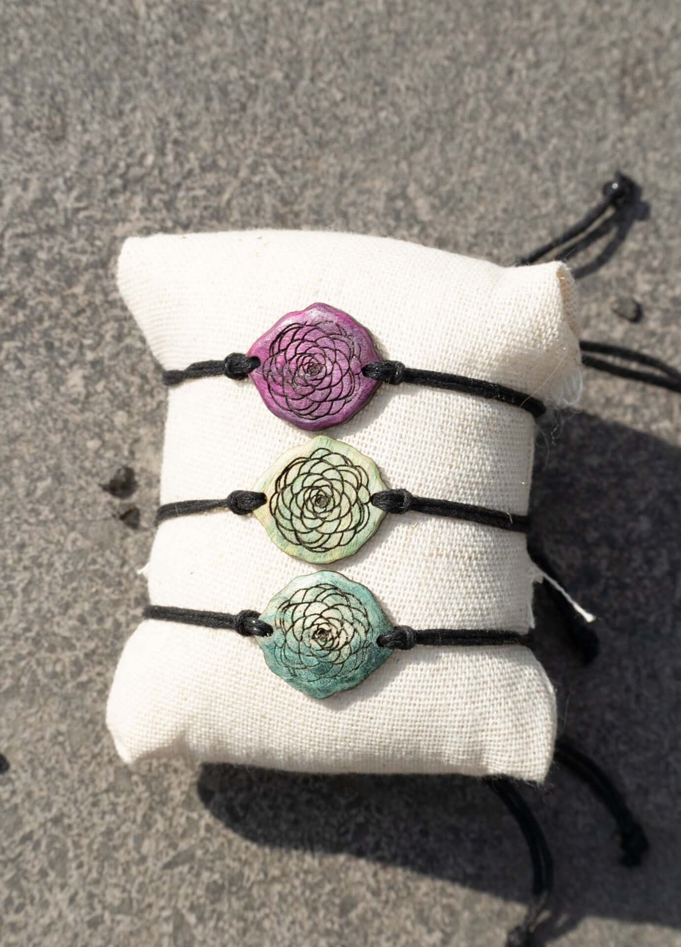 Holzarmband mit Blume als Motiv