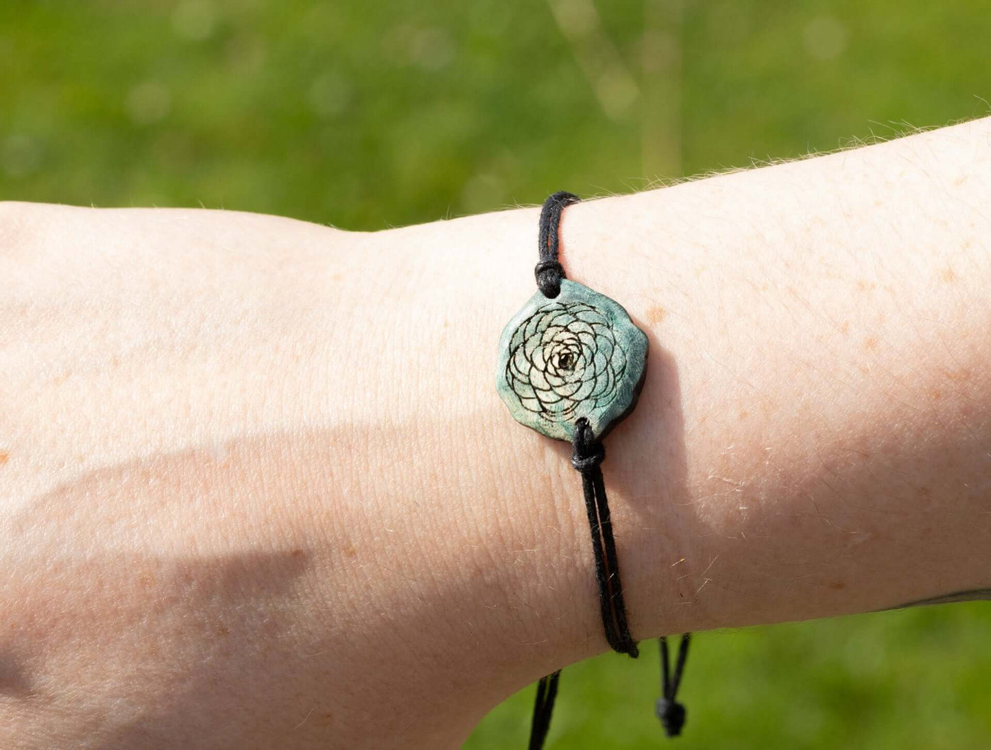 Holzarmband mit Blume als Motiv
