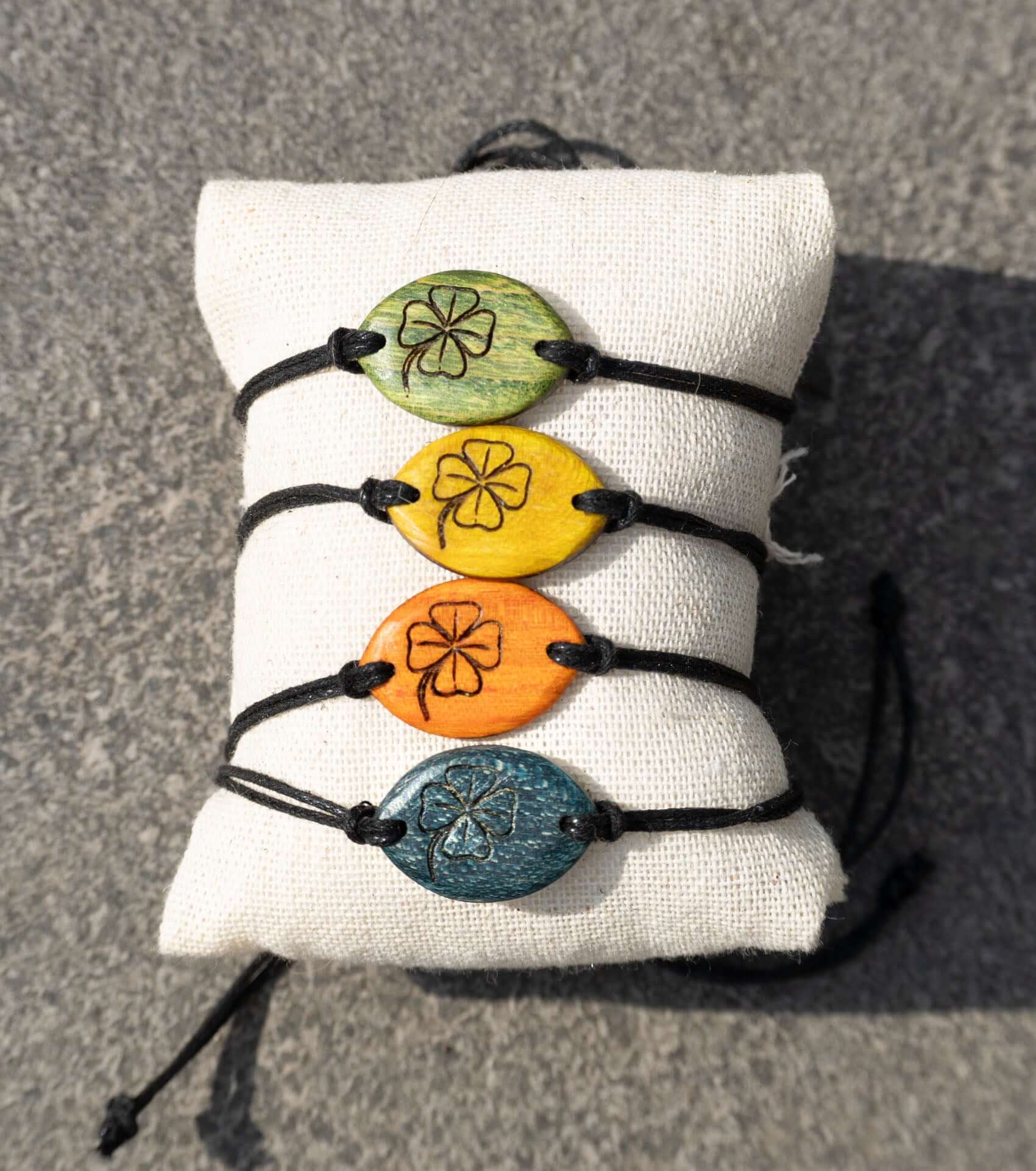 Holzarmband mit Kleeblatt als Motiv
