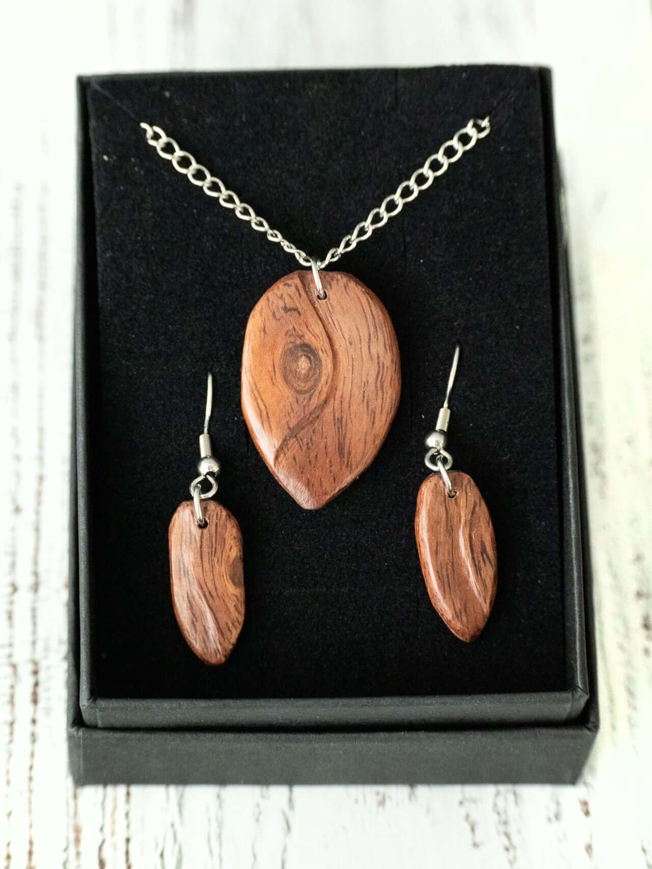 Schmuckset aus Holz mit Holzkette und Holzohrringen