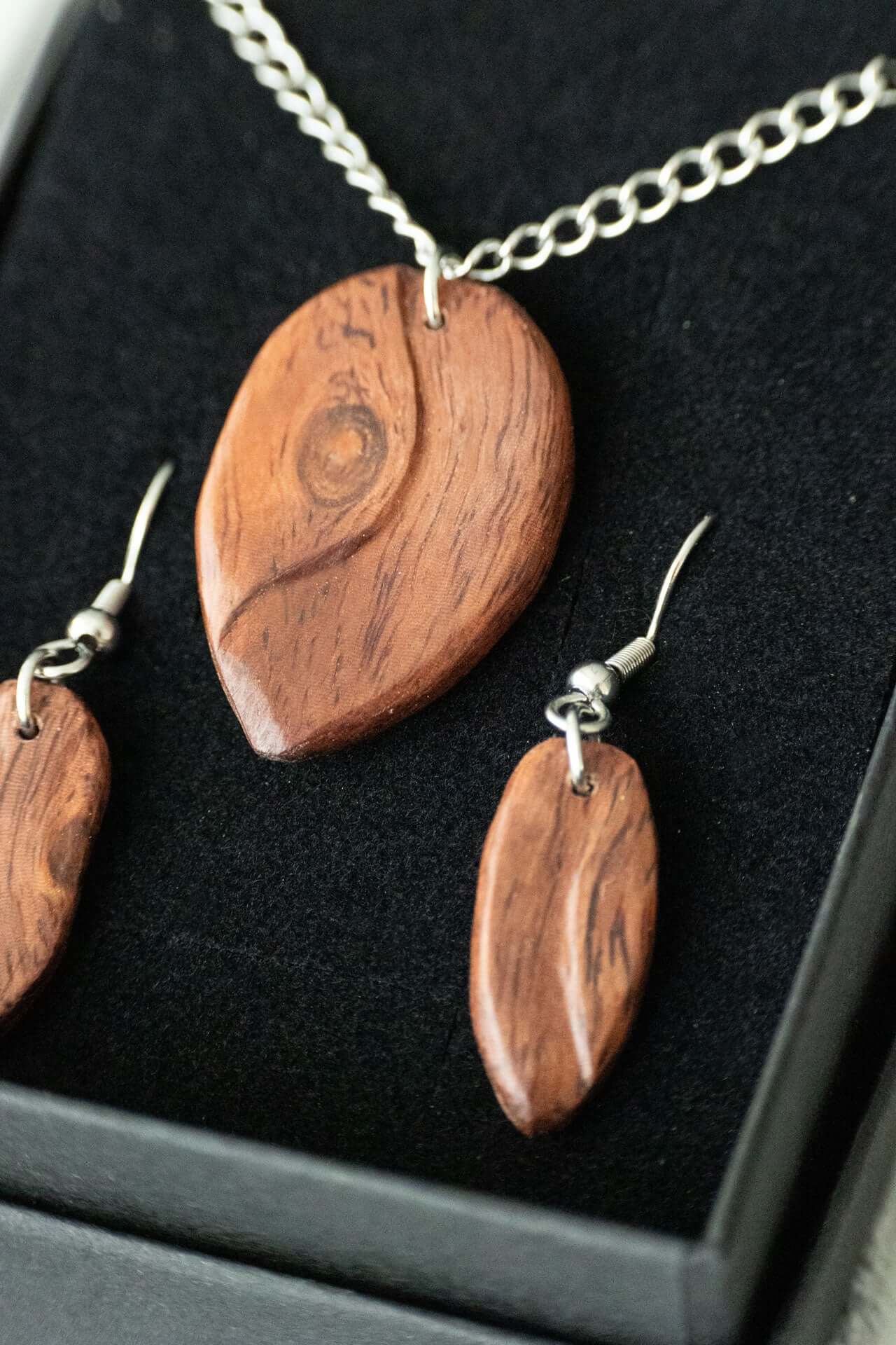Schmuckset aus Holz mit Holzkette und Holzohrringen