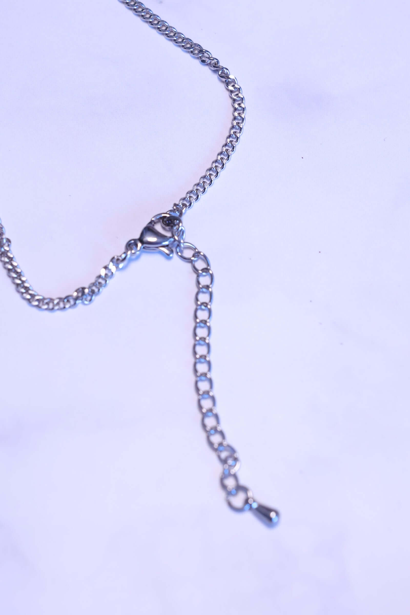 Holzkette - Blätterwelt mit elegantem Edelstahlverschluss, modernem Design und feiner Kette für stilvollen Schmuck.