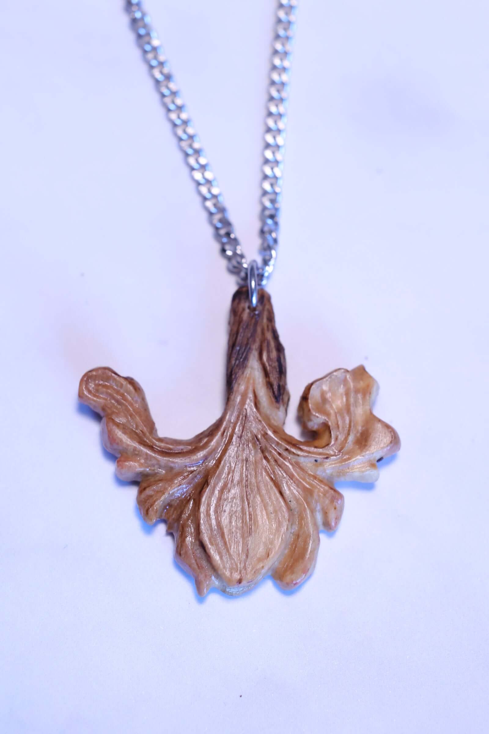 Holzkette - Irisblüte, eleganter Holzschmuck mit Edelstahlkette, detailreiche Irisblüte als einzigartiges Meisterwerk.