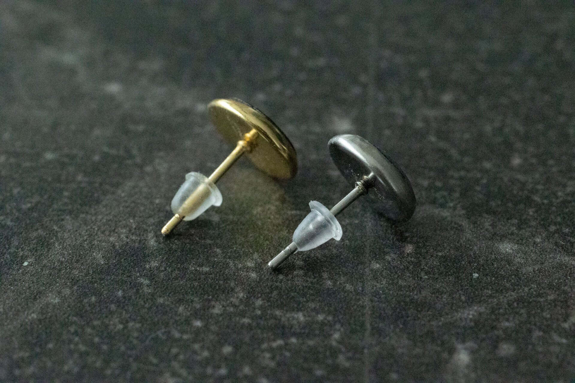 Wasserfeste Holzohrstecker aus farbigem stabilisiertem Holz