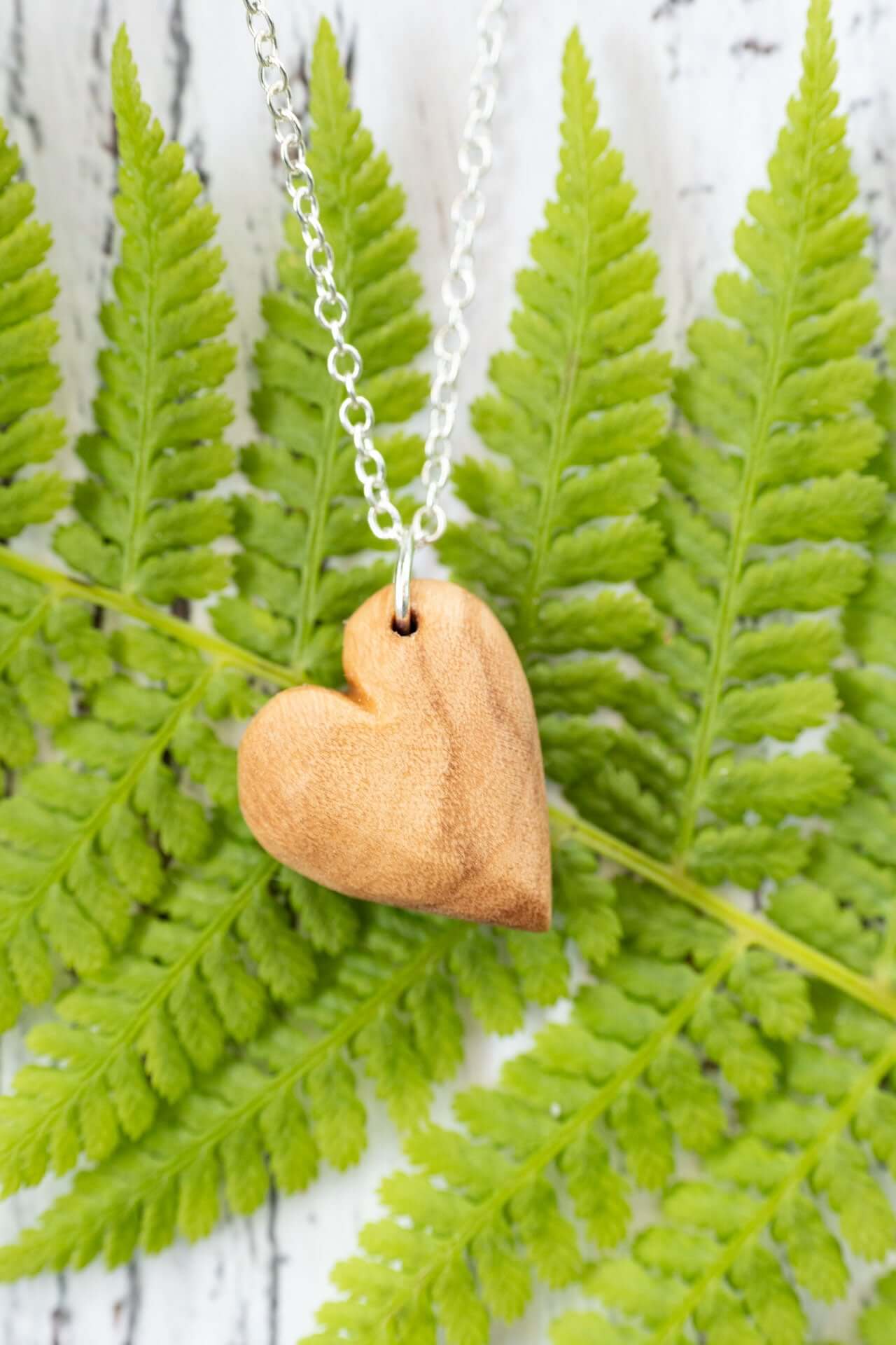 Holzkette in Herzform aus Olivenholz