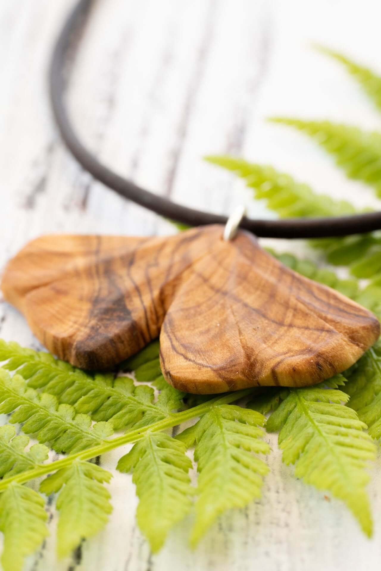 Holzkette Ginkgoblatt aus Olivenholz