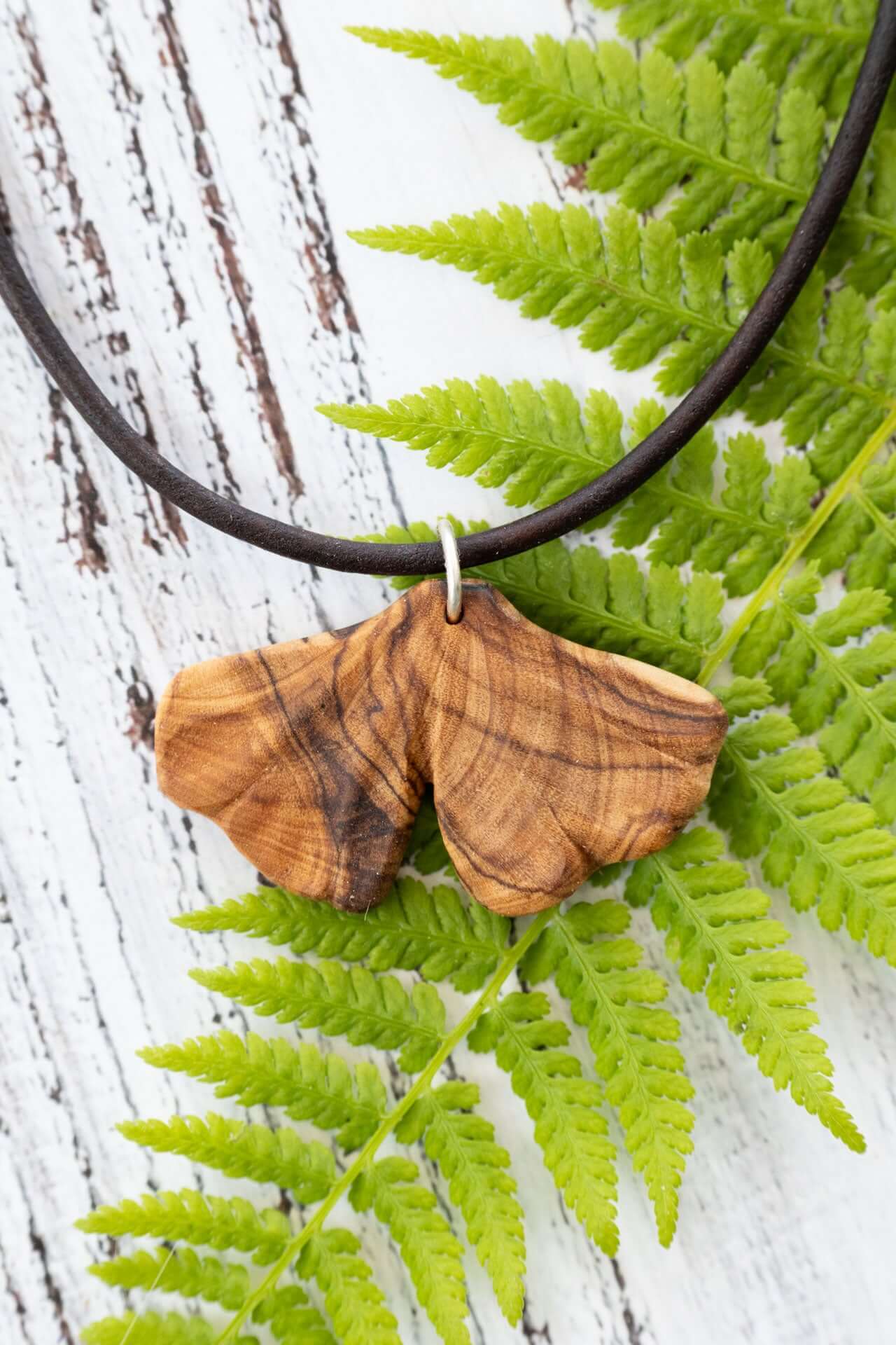 Holzkette als Ginkgoblatt handgefertigt