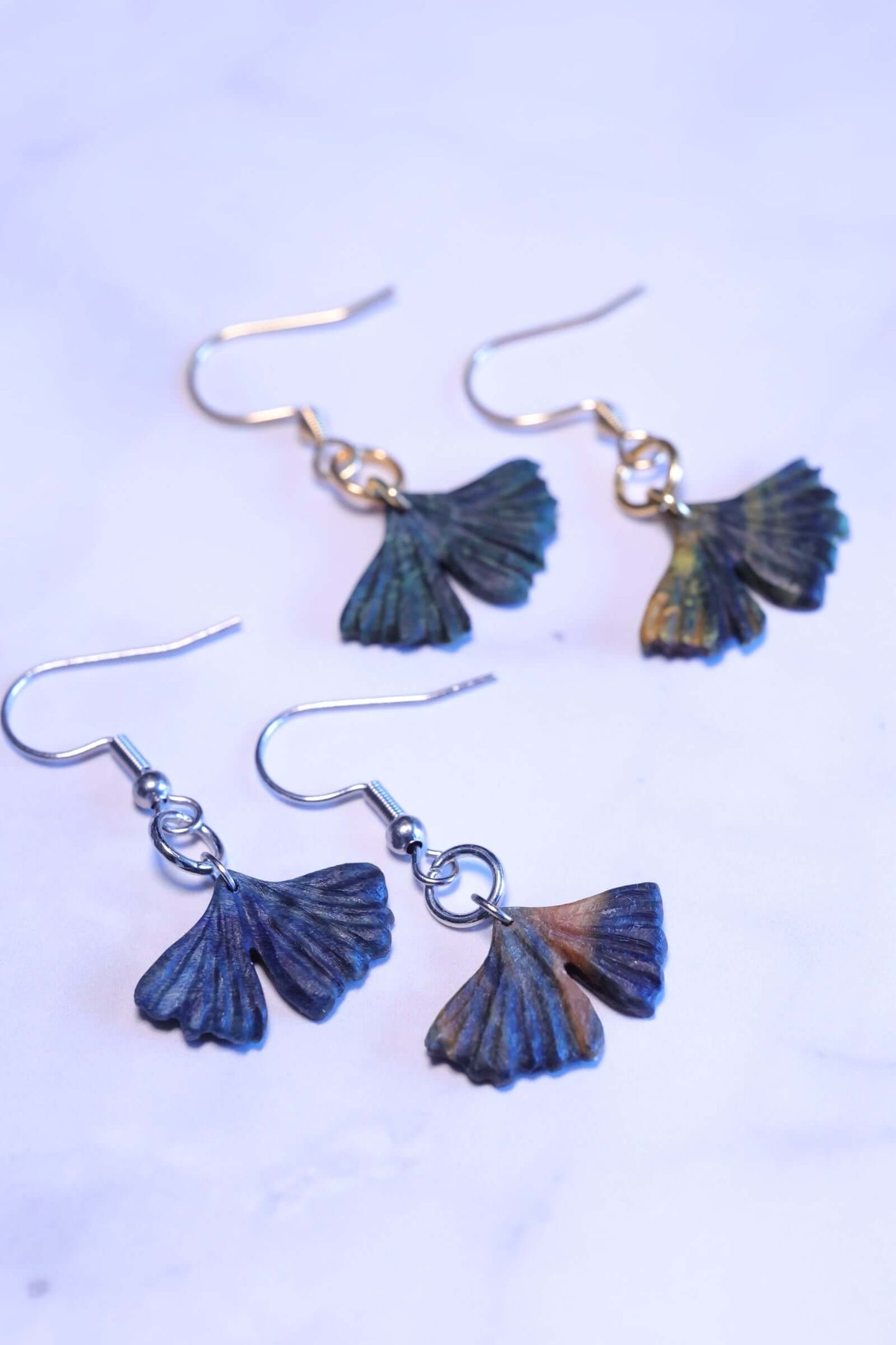Holzohrringe - Ginkgo, elegante Ohrringe aus stabilisiertem Holz, detailreiches Ginkgoblatt-Design.