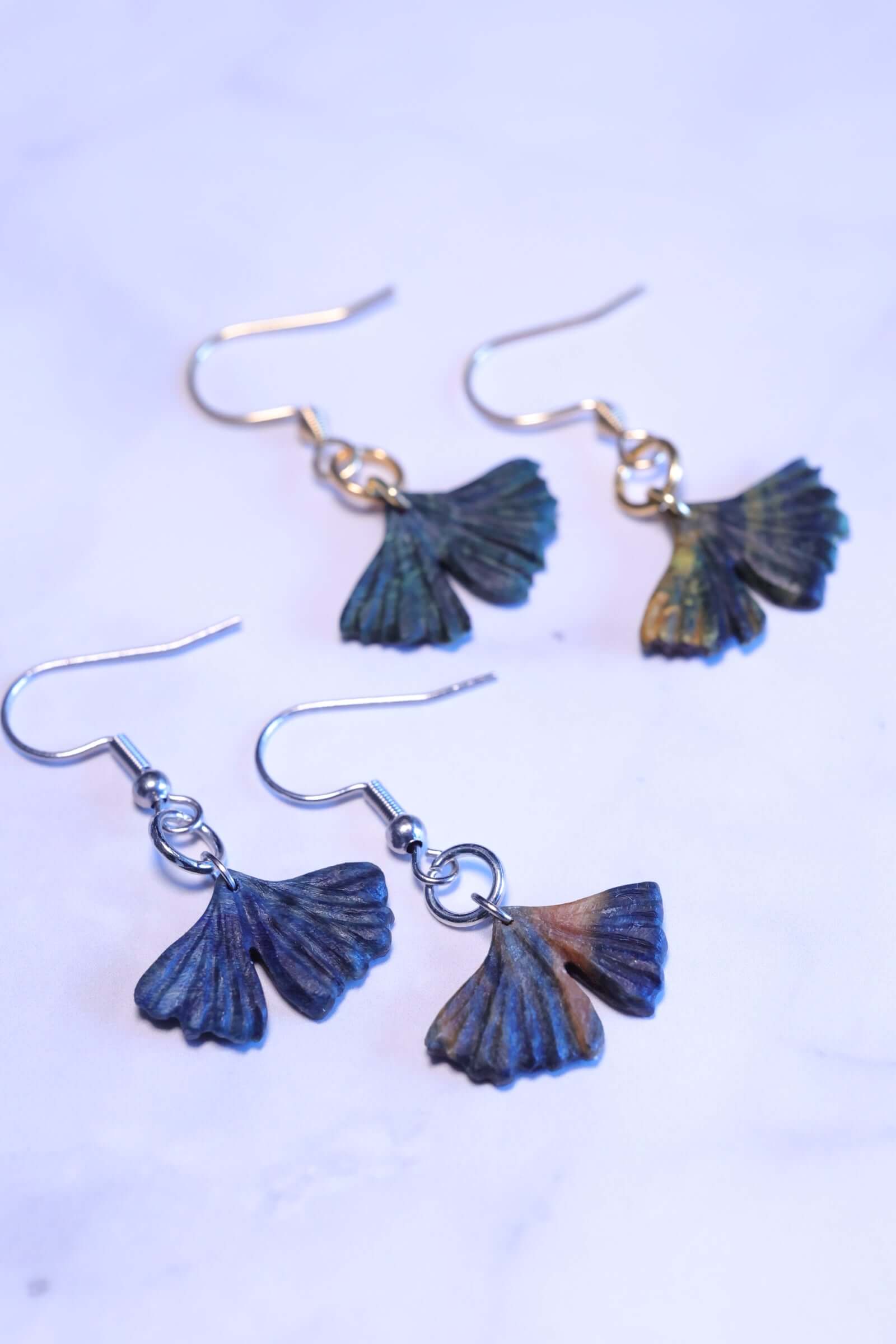 Holzohrringe - Ginkgo, elegante Ohrringe aus stabilisiertem Holz, detailreiches Ginkgoblatt-Design.