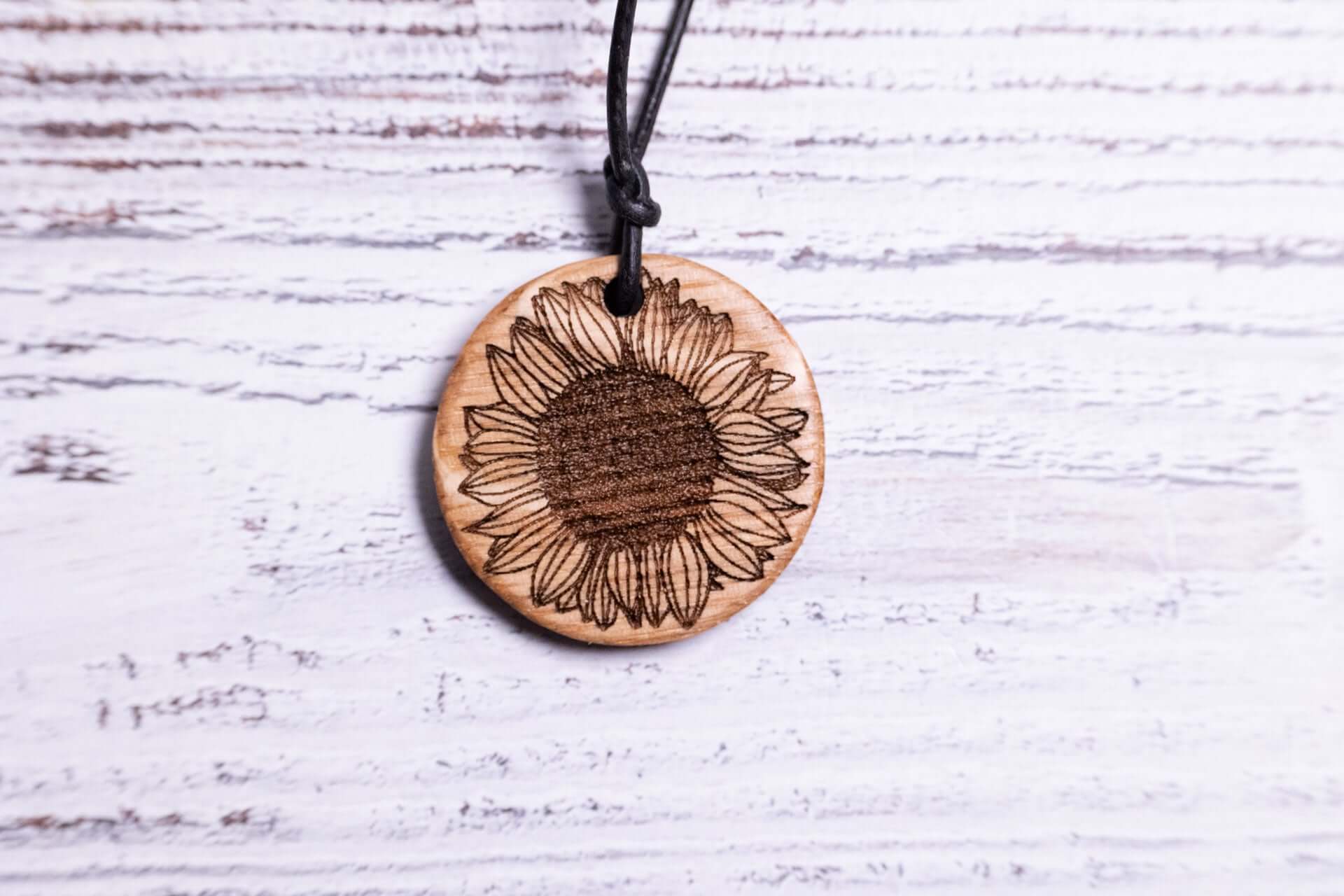 Holzkette mit Sonnenblume als Motiv