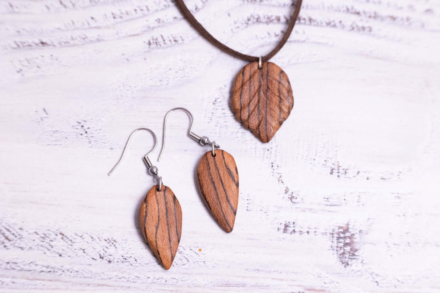 Schmuckset aus Holz mit starker Maserung