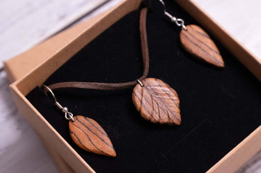 Schmuckset aus Holz mit starker Maserung