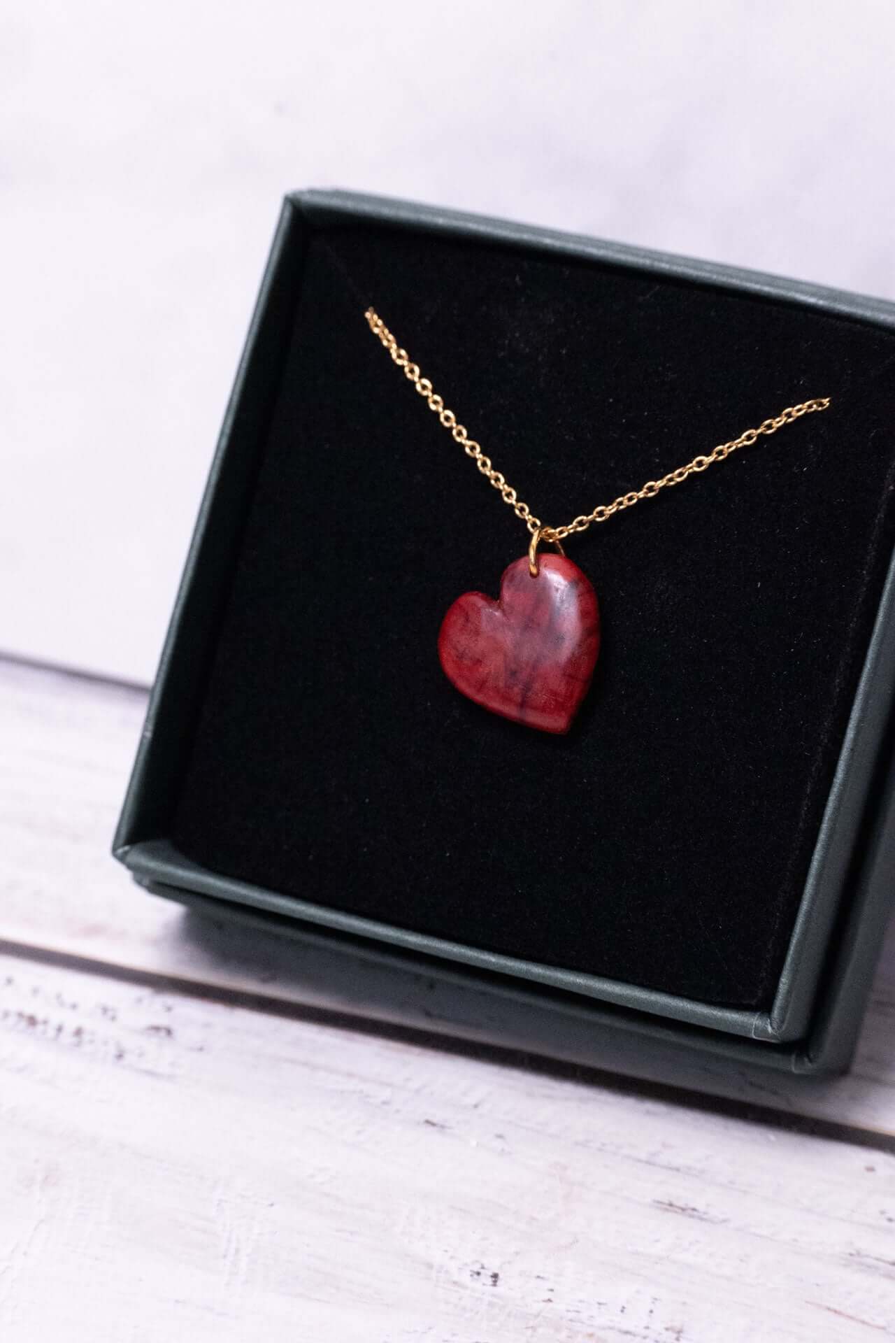 Herzkette aus Holz mit vergoldeter Edelstahlkette