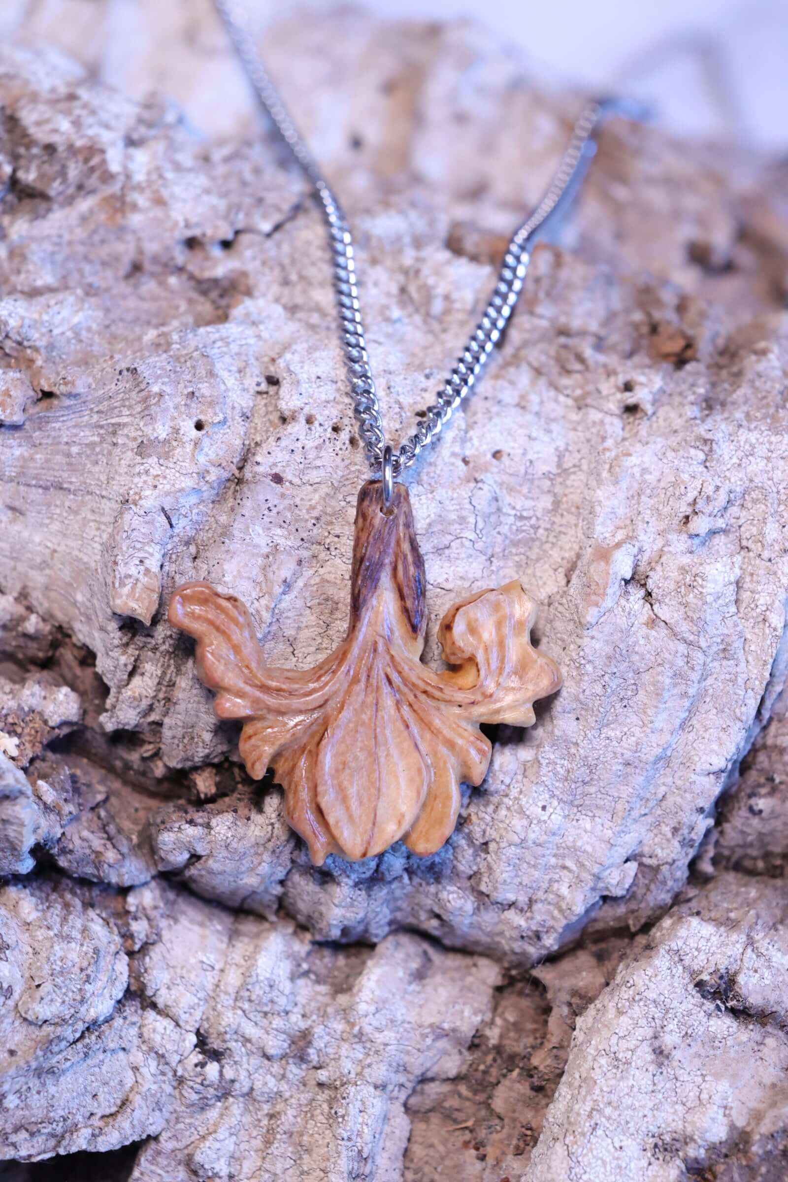 Holzkette - Irisblüte, eleganter Holzschmuck mit feiner Irismotiv-Detaillierung und Edelstahlkette.