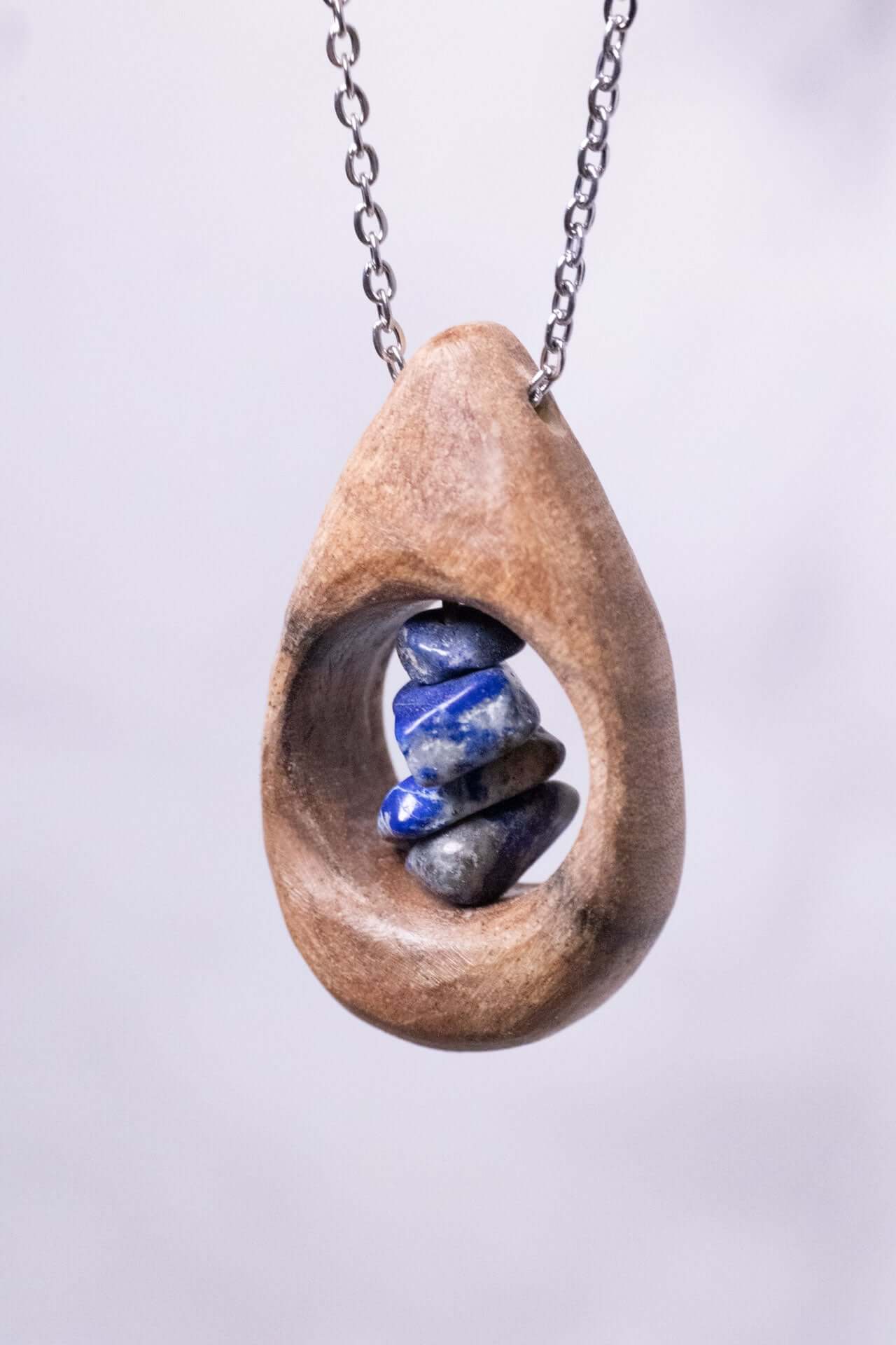 Herz des Ozeans Halskette aus Nussbaumholz mit Lapis Lazuli Steinen, handgefertigt und modern, Holzschmuck.