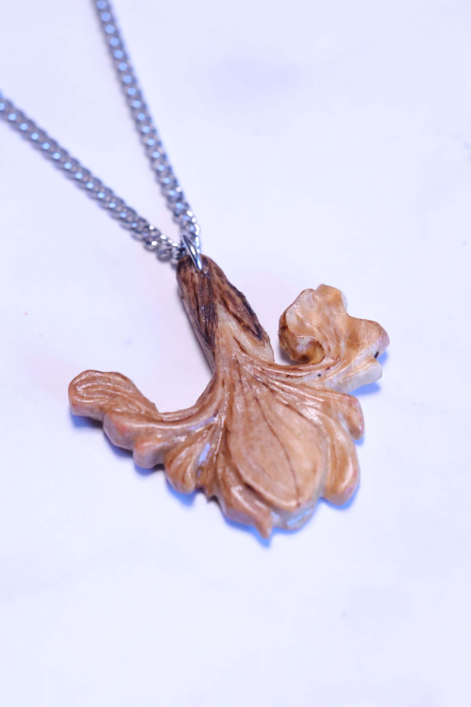 Holzkette - Irisblüte, edelstahlkette mit elegantem Holzschmuck in Form einer eleganten Irisblüte.