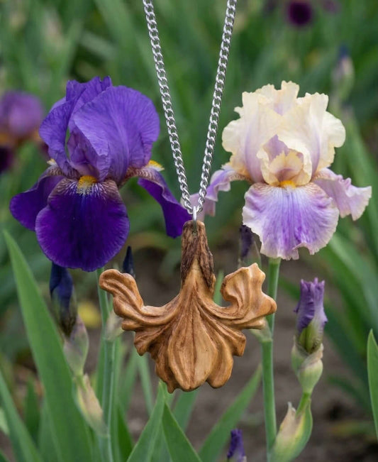 Holzkette - Irisblüte mit elegantem Holzschmuck, umgeben von bunten Irisblüten in einem modernen Umfeld.