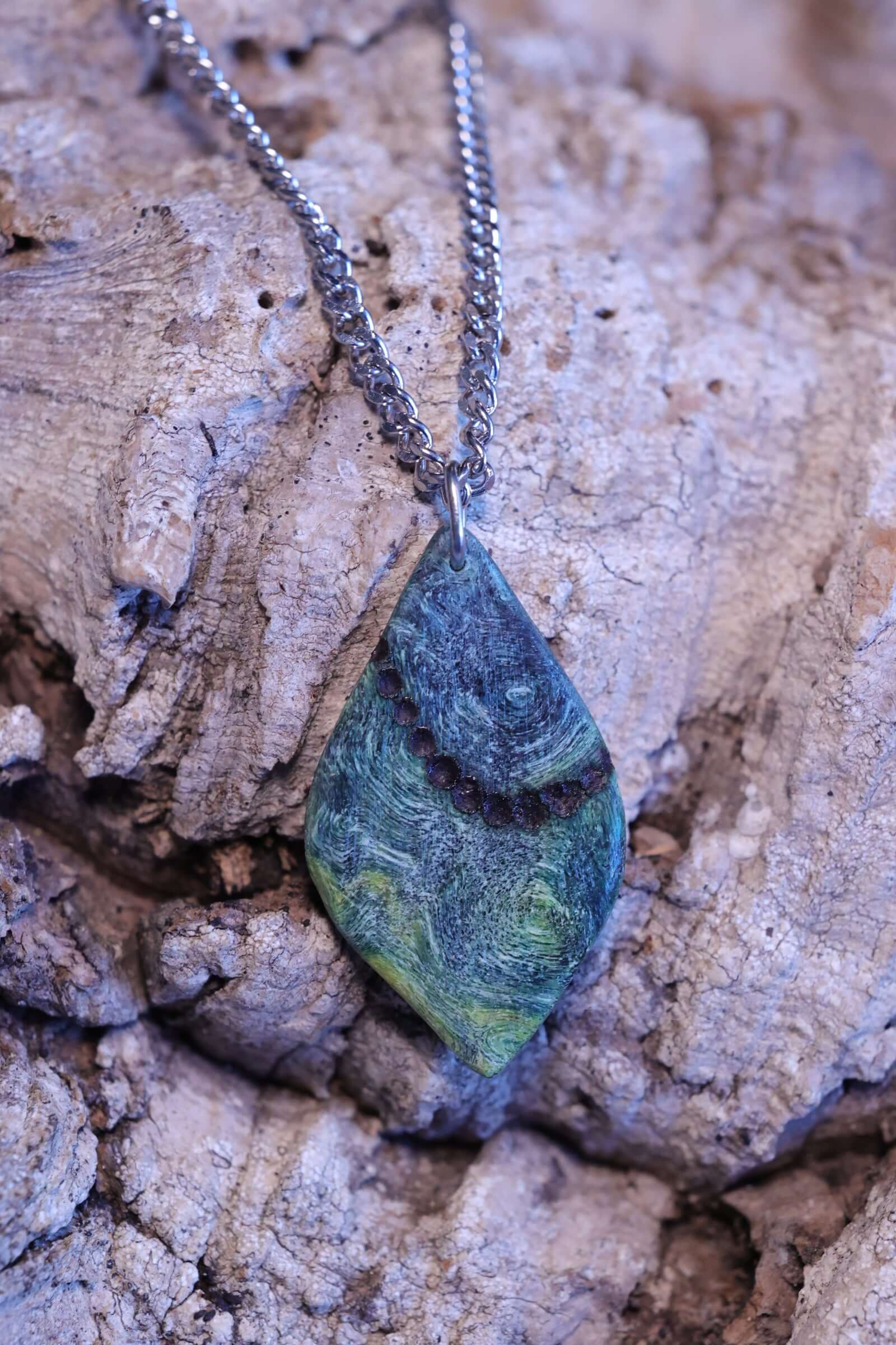 Holzkette - Perlen in der Natur, moderner Holzschmuck aus Edelstahl mit einzigartigem Anhänger.