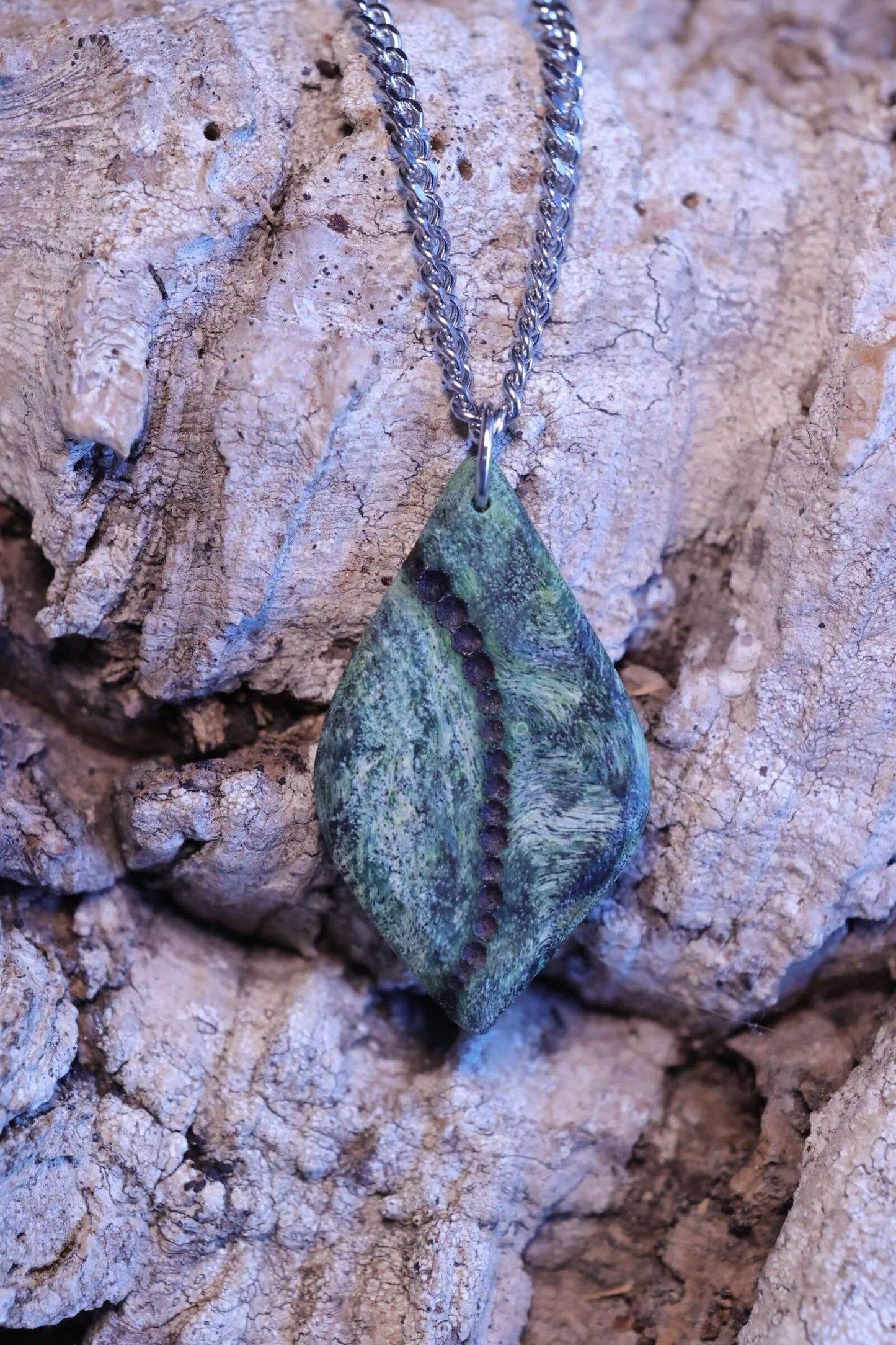 Holzkette - Perlen in der Natur, eleganter Holzschmuck mit modernem Edelstahl, handgefertigt.