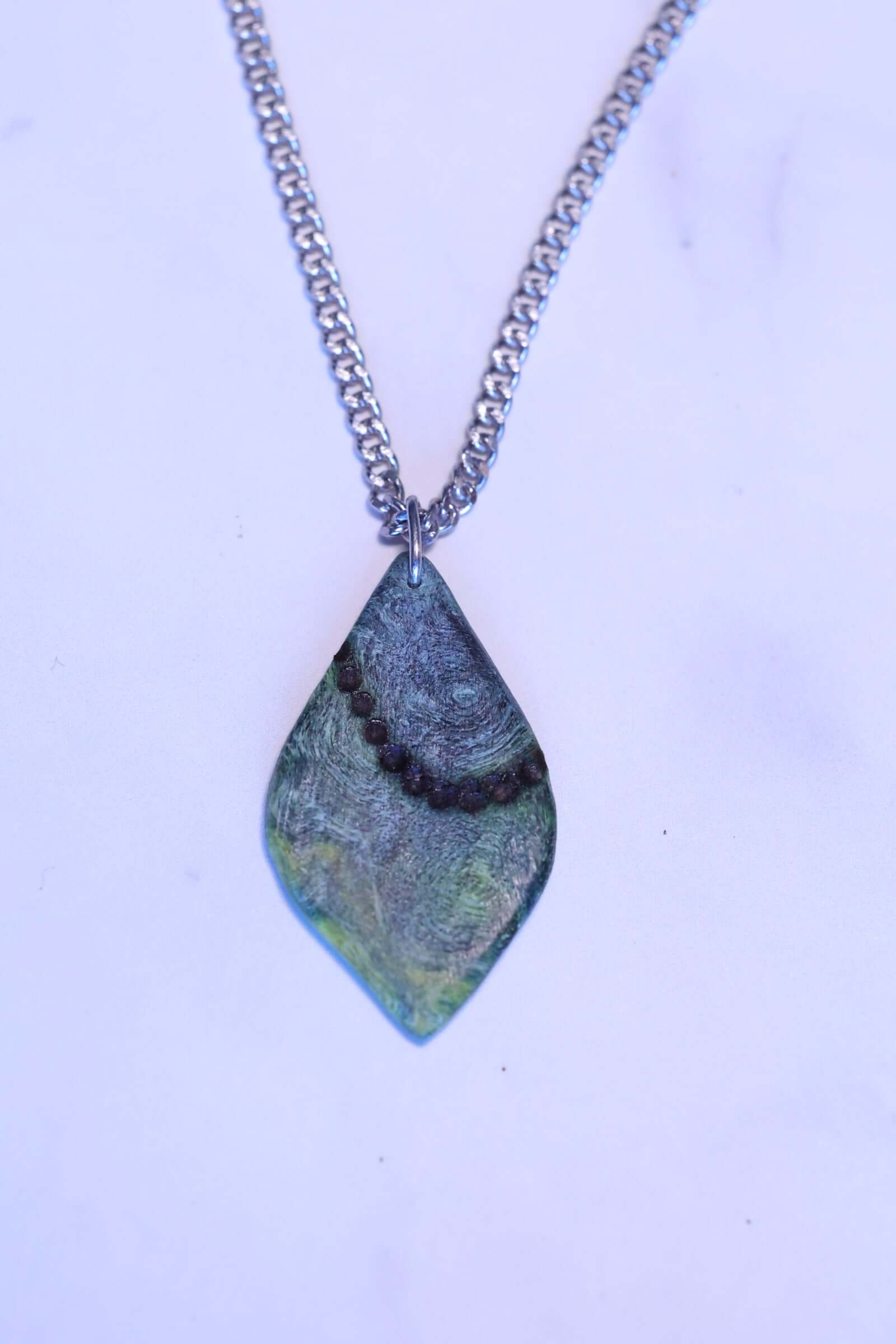 Holzkette - Perlen in der Natur mit einzigartigem Holzanhänger und Edelstahlkette, modern und elegant.
