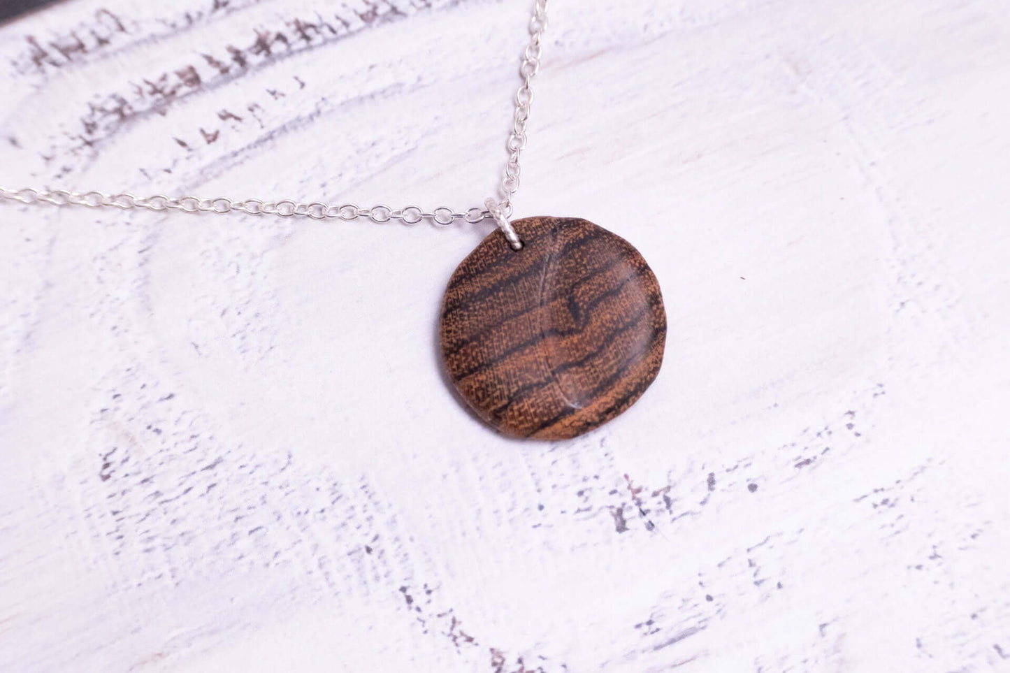 Schmuckset - Tigerauge: Handgefertigter Halsketten-Anhänger aus spektakulärem Holzschmuck mit modernem Design.
