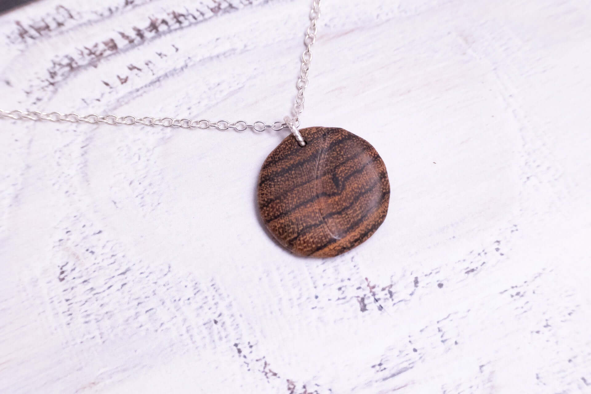 Schmuckset - Tigerauge: Handgefertigter Halsketten-Anhänger aus spektakulärem Holzschmuck mit modernem Design.