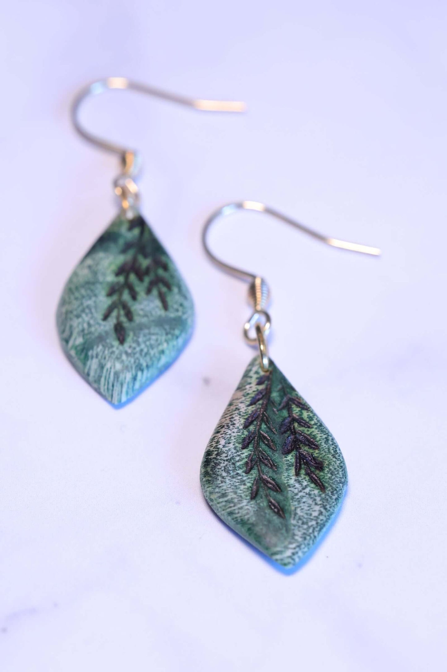 Holzohrringe - Blättertanz aus Holzschmuck, modern und elegant mit Edelstahl-Details und eingravierten Blatt-Ranken.